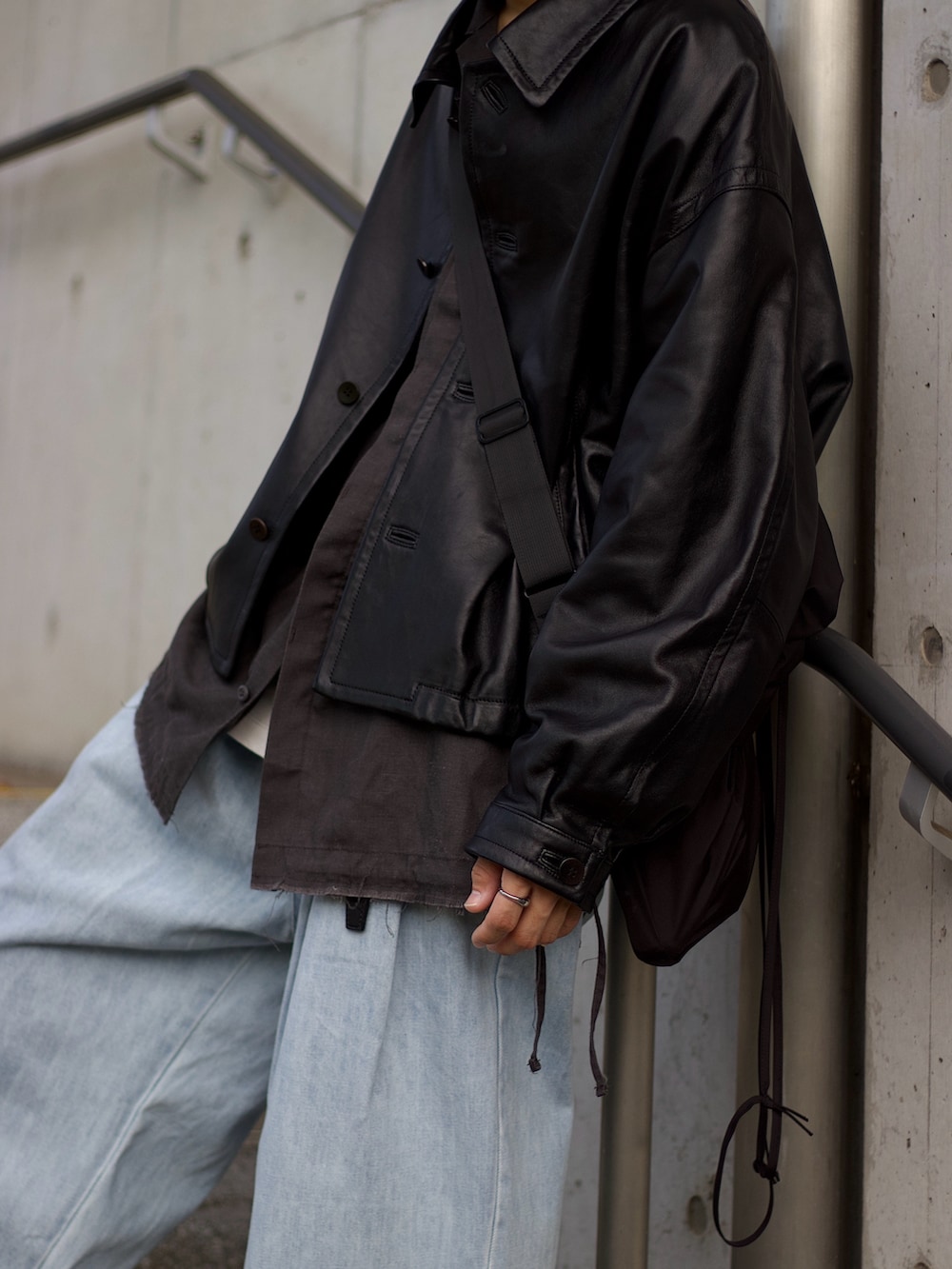 ブラック系のブルゾン、グレー系のシャツ/ブラウス、ホワイト系のタンクトップを着用したメンズの秋コーディネートの3枚目の写真