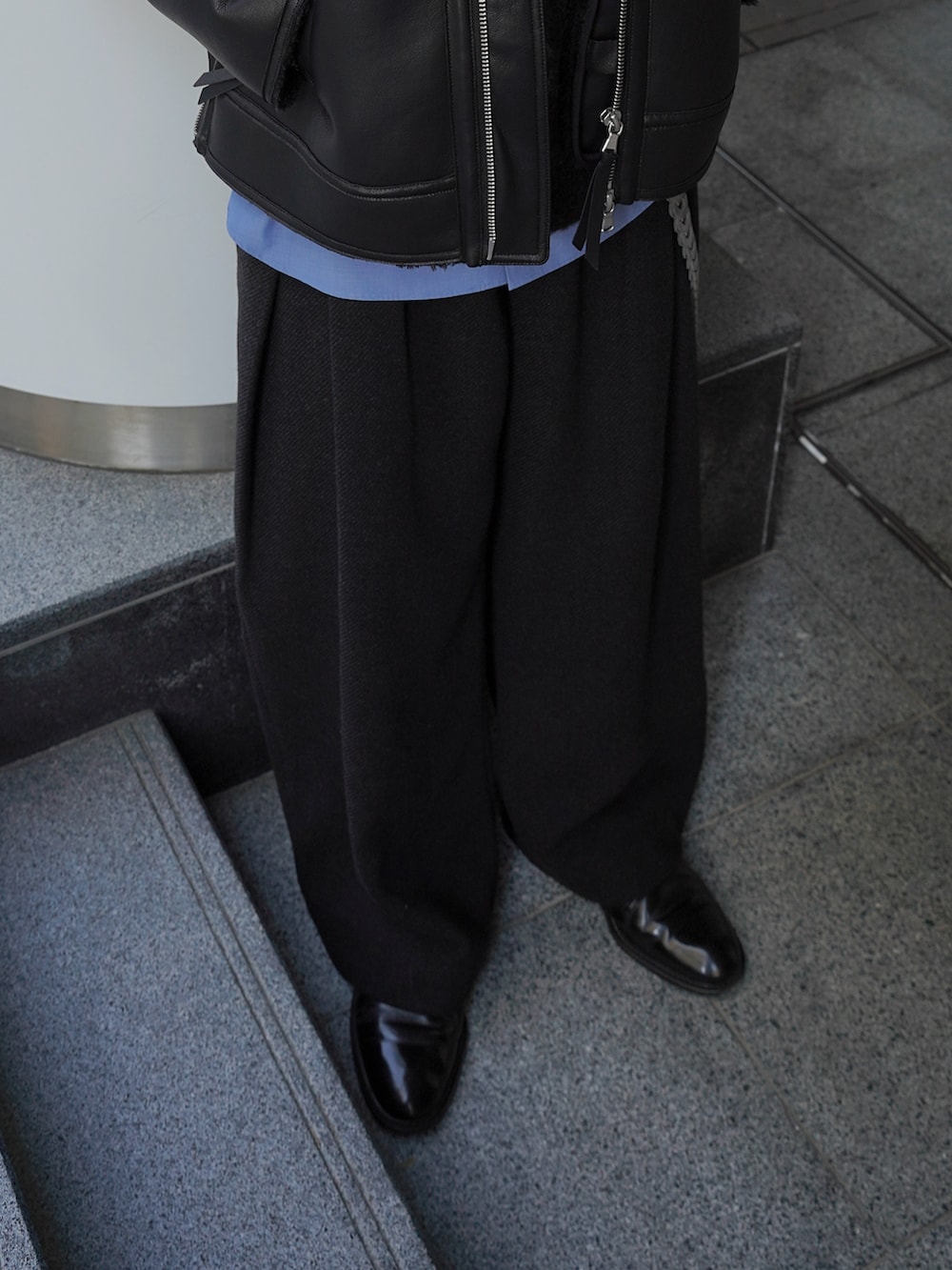 ブラック系のドレスシューズ、ブルー系のシャツ/ブラウス、グレー系のニット/セーターを着用したメンズの秋コーディネートの4枚目の写真