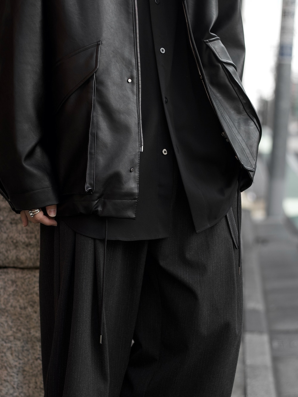 ブラック系のブルゾン、ブラック系のシャツ/ブラウス、ブラック系のニット/セーターを着用したメンズの冬コーディネートの4枚目の写真