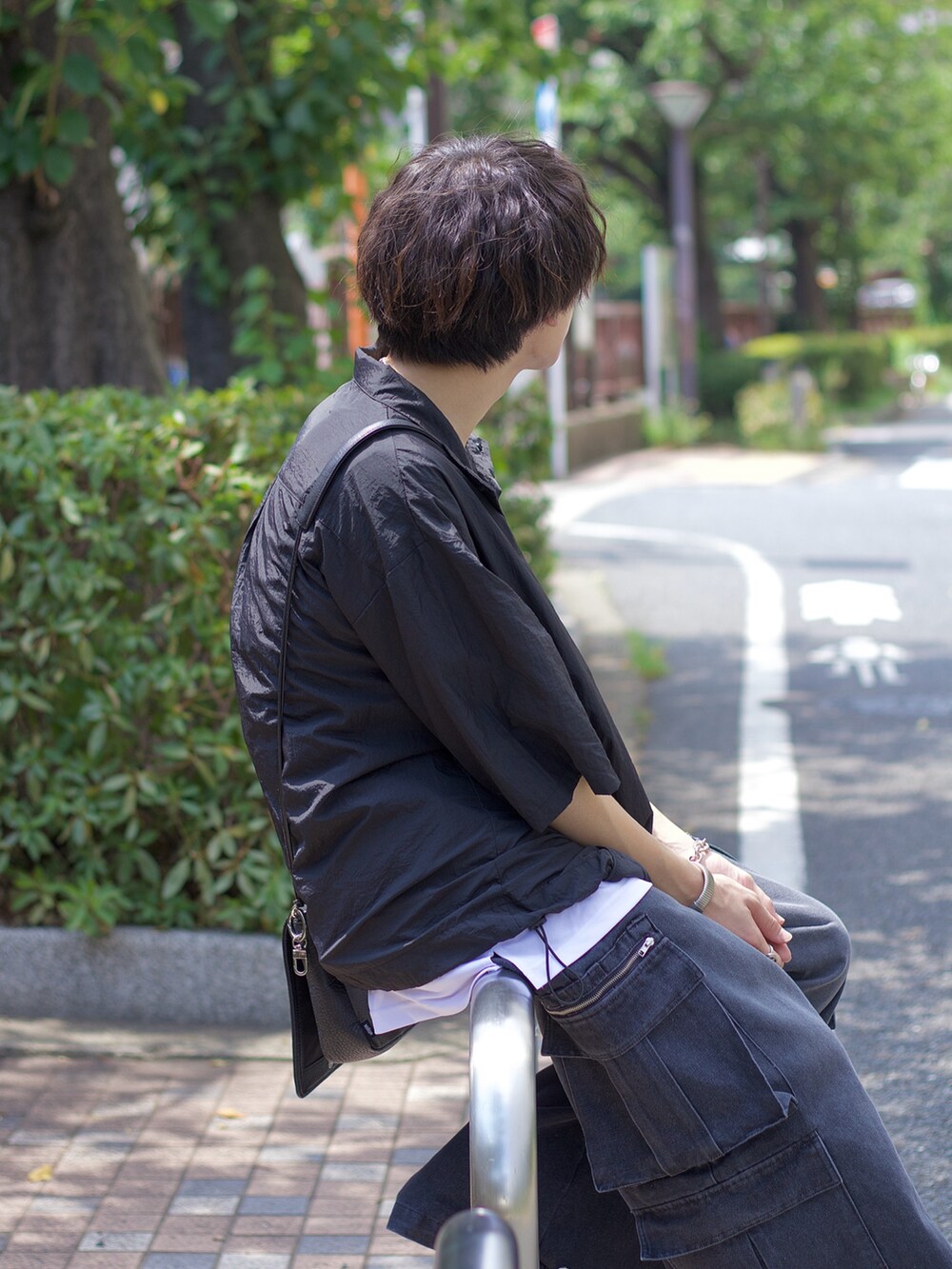 ブラック系のシャツ/ブラウス、ホワイト系のタンクトップ、ブラック系のカーゴパンツを着用したメンズの夏コーディネートの3枚目の写真