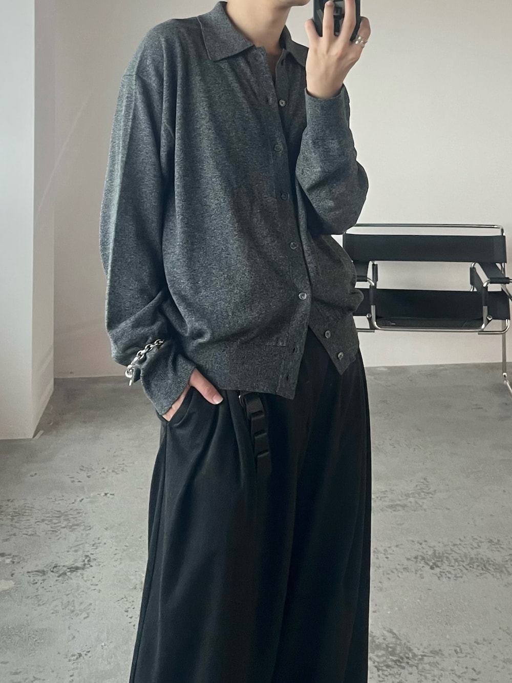 ブラック系のタンクトップ、グレー系のシャツ/ブラウス、ブラック系のスニーカーを着用したメンズの秋コーディネートの2枚目の写真