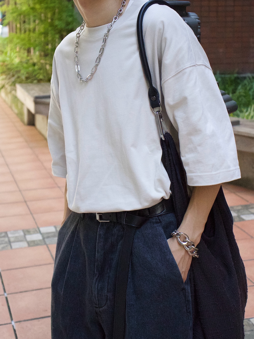 「WEARyouthコーデ、Tシャツ、カジュアルコーデ、きれいめカジュアル、デニムパンツ、デニム、モノトーン、ビッグシルエット、シンプルコーデ、ショルダーバッグ、スニーカー、トートバッグ、プチプラ、休日スタイル、夏コーデ」|「WYM LIDNMのSUPER FINE COTTON LOOSE FIT TEE(Tシャツ/カットソー、グレー系)」を使った、col.さん(メンズ・172cm)の夏コーディネートの3枚目の写真