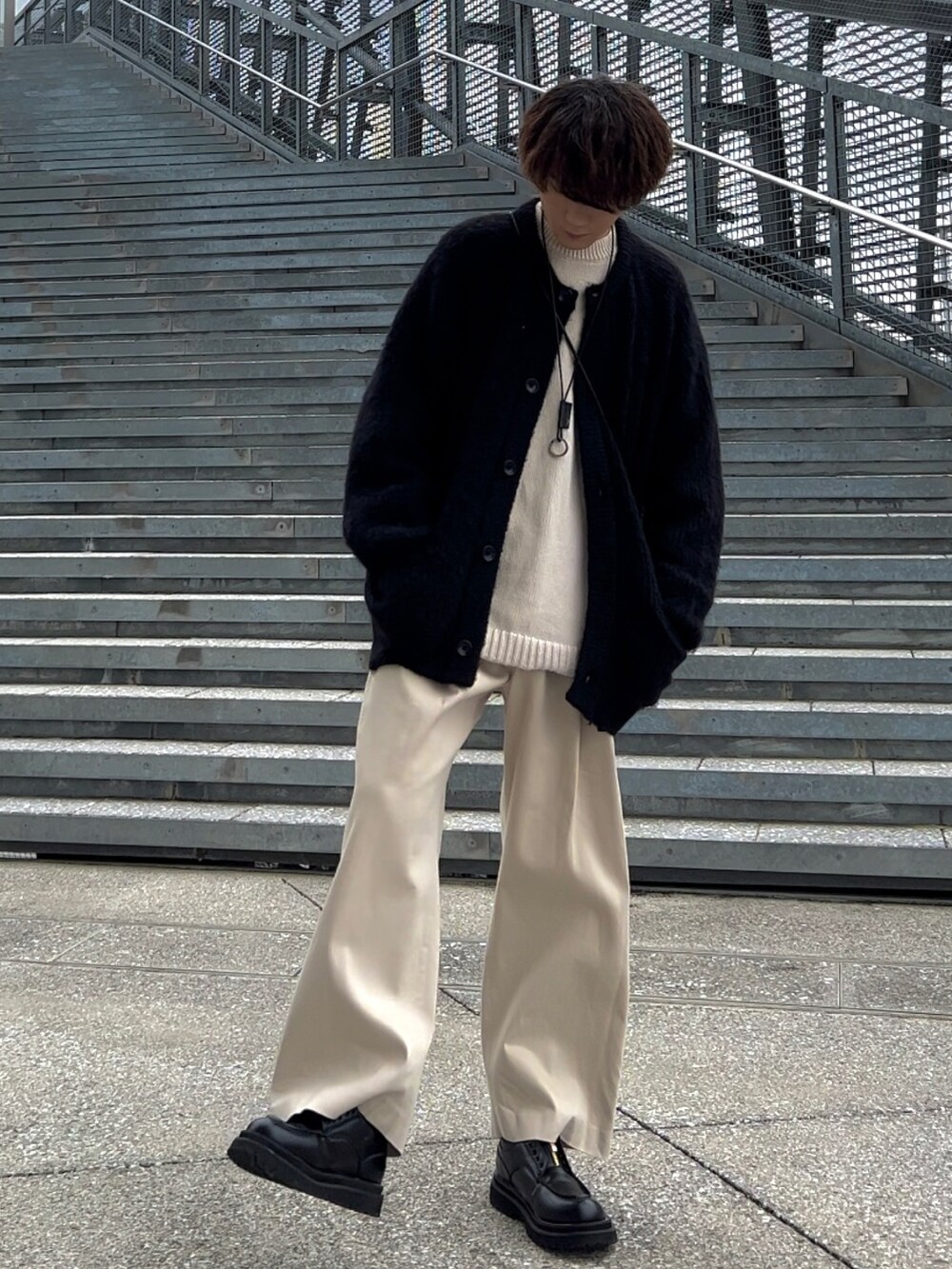 グレー系のカーディガン/ボレロ、ホワイト系のニット/セーター、ホワイト系のその他パンツを着用したメンズの冬コーディネートの3枚目の写真