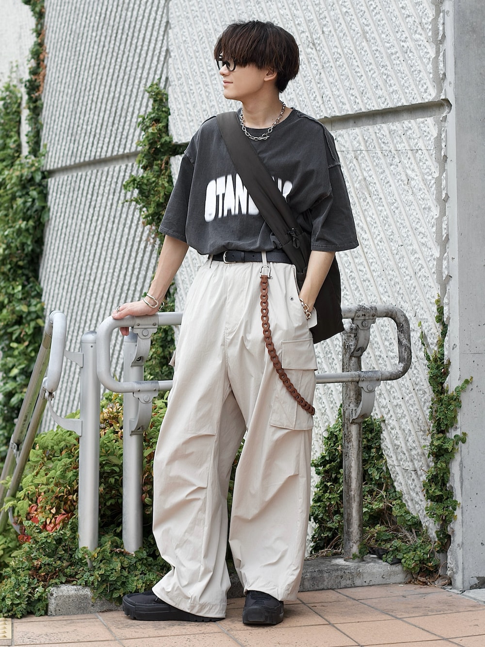 「ootd、夏コーデ、きれいめカジュアル、カジュアルコーデ、シンプルコーデ、モノトーン、休日コーデ、カーゴパンツ、ラフコーデ、スニーカー、ショルダーバッグ、お出かけコーデ、アウトドアスタイル、メガネ男子、白パンツ」|「CASPER JOHNのPigment super big T-shirts/ピグメントスーパービッグTシャツ(Tシャツ/カットソー、ブラック系)」を使った、col.さん(メンズ・172cm)の春コーディネートの2枚目の写真