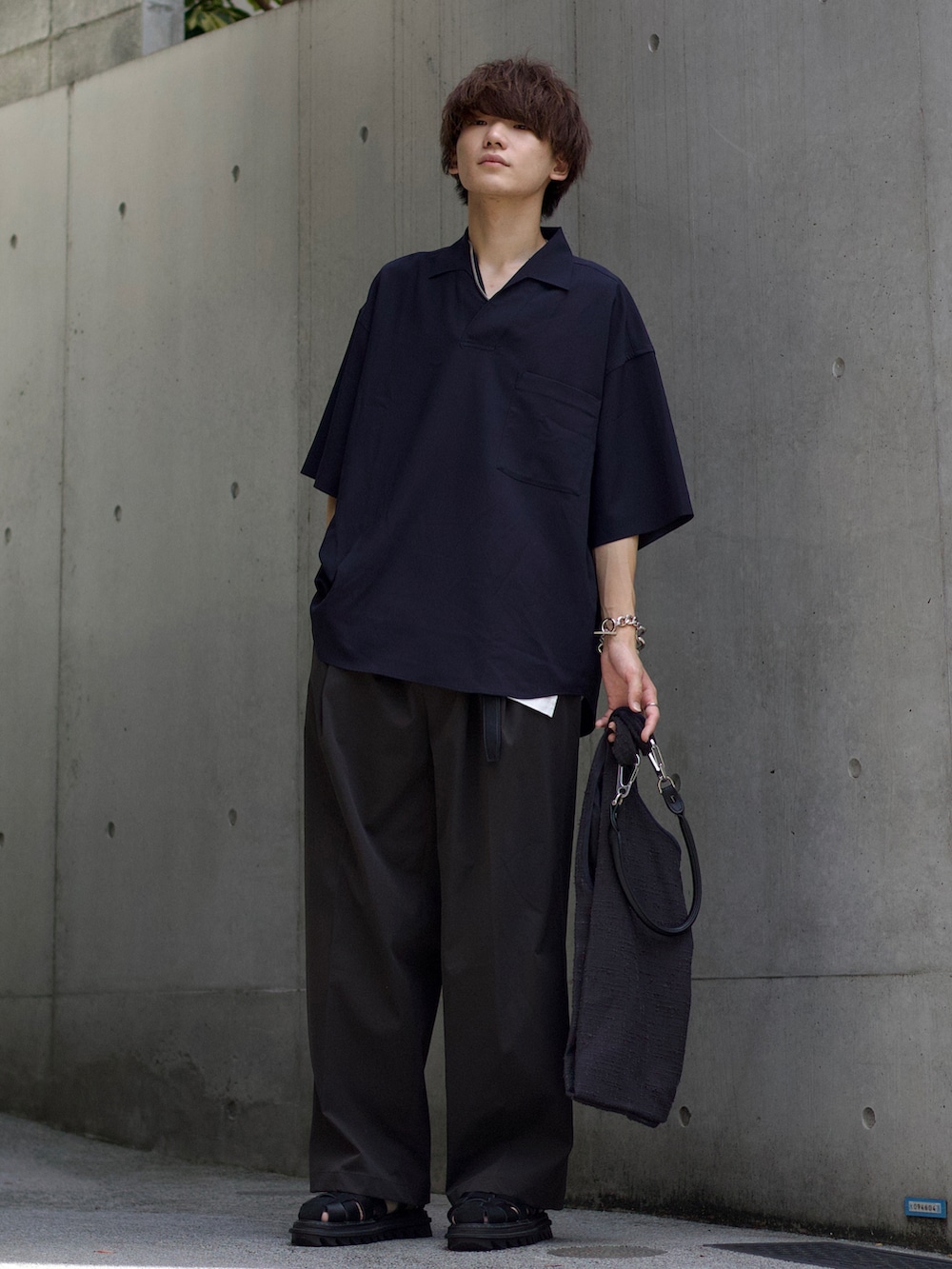 ブルー系のシャツ/ブラウス、ホワイト系のタンクトップ、グレー系のスラックスを着用したメンズの夏コーディネートの2枚目の写真