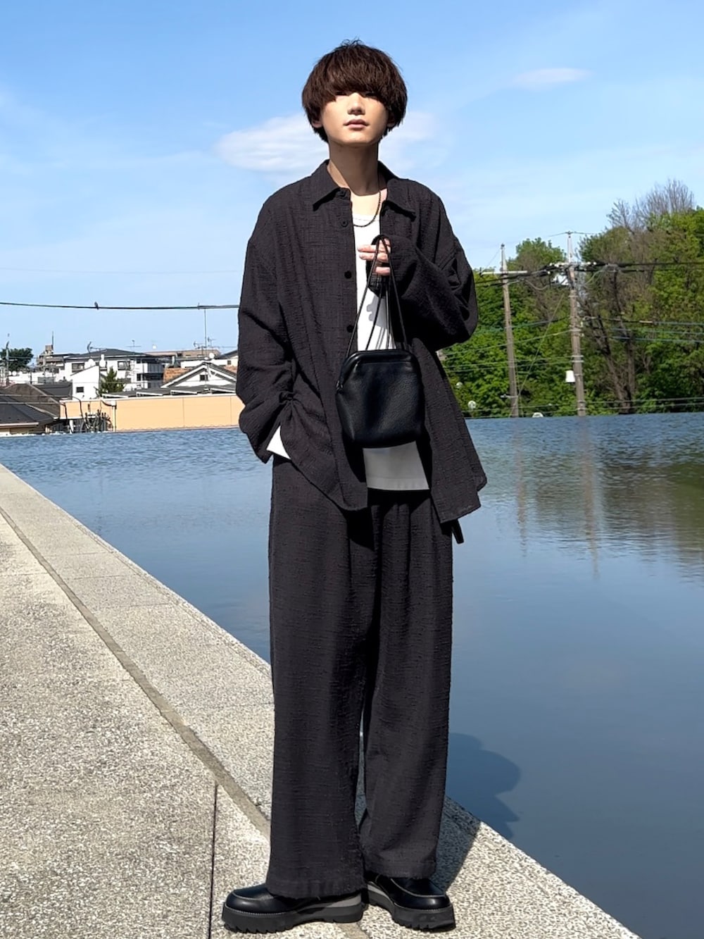 グレー系のシャツ/ブラウス、ホワイト系のタンクトップ、グレー系のその他パンツを着用したメンズの春コーディネートの3枚目の写真