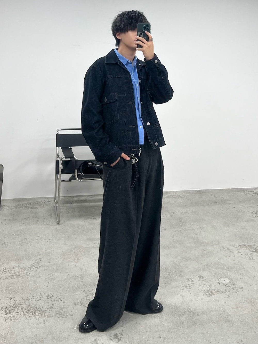 グレー系のスラックス、ブラック系のショルダーバッグ、ブラック系のドレスシューズを着用したメンズの夏コーディネートの2枚目の写真