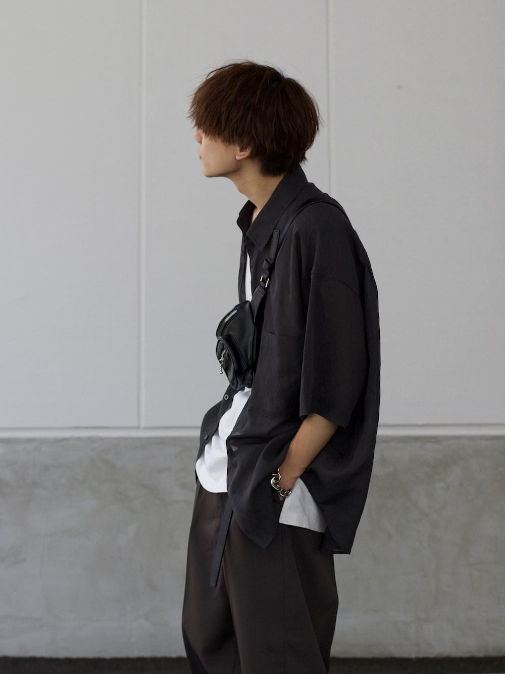 グレー系のシャツ/ブラウス、ホワイト系のタンクトップ、ブラウン系のスラックスを着用したメンズの夏コーディネートの4枚目の写真