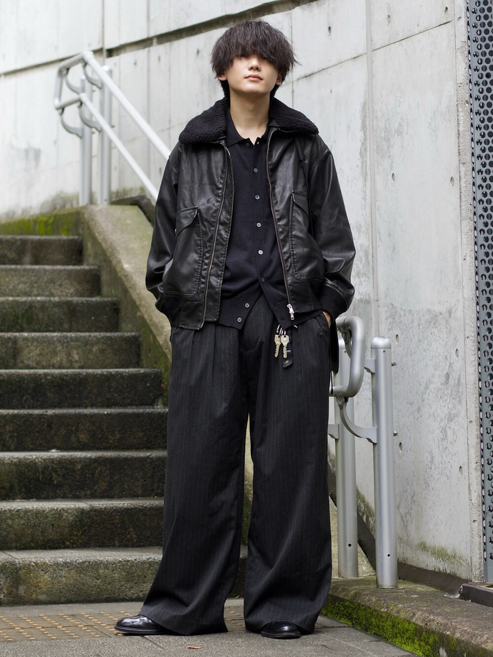 グレー系のシャツ/ブラウス、ブラック系のタンクトップ、ブラック系のブルゾンを着用したメンズの秋コーディネートの2枚目の写真