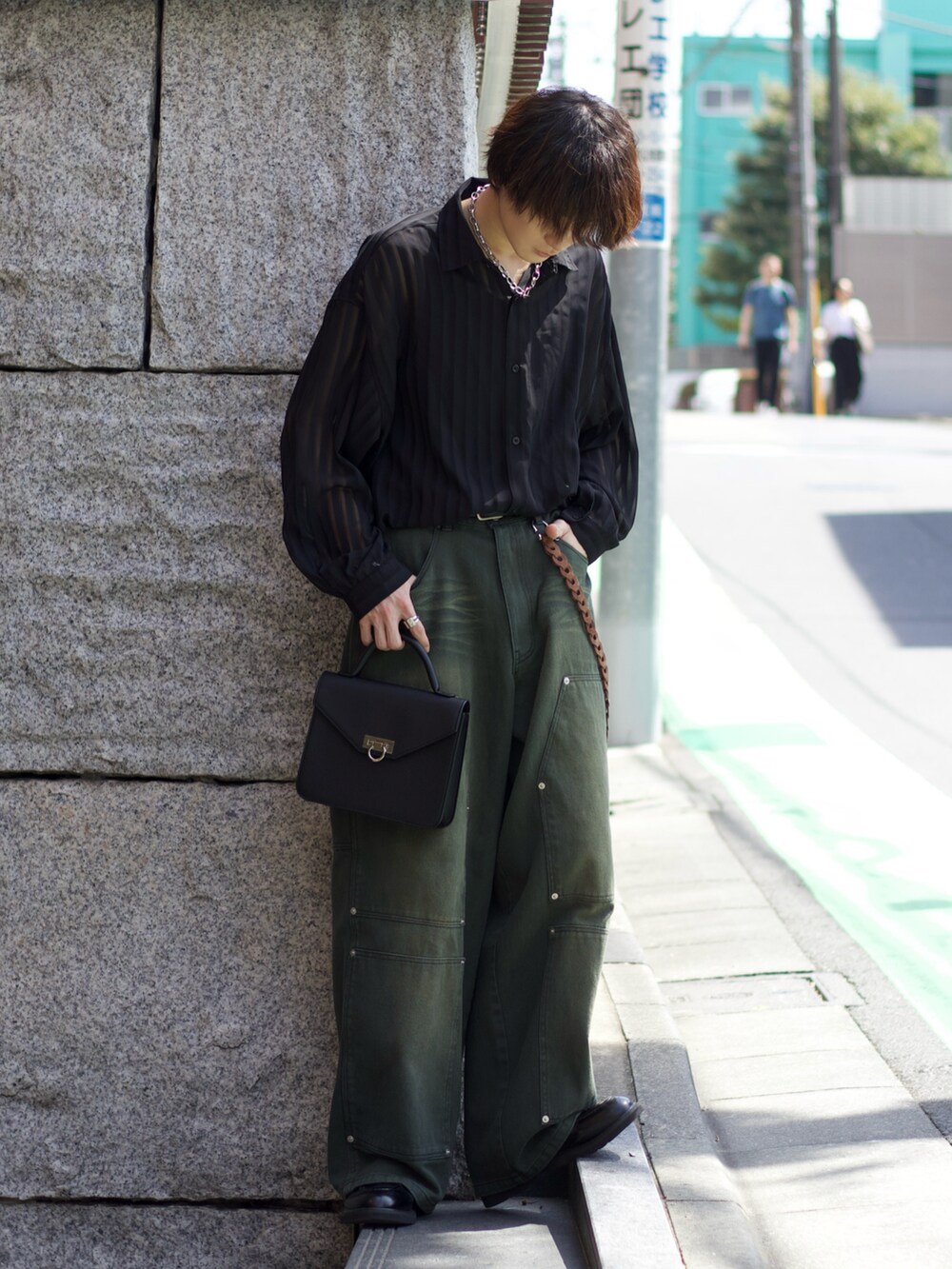 ブラック系のシャツ/ブラウス、ブラック系のタンクトップ、グリーン系のその他パンツを着用したメンズの春コーディネートの3枚目の写真