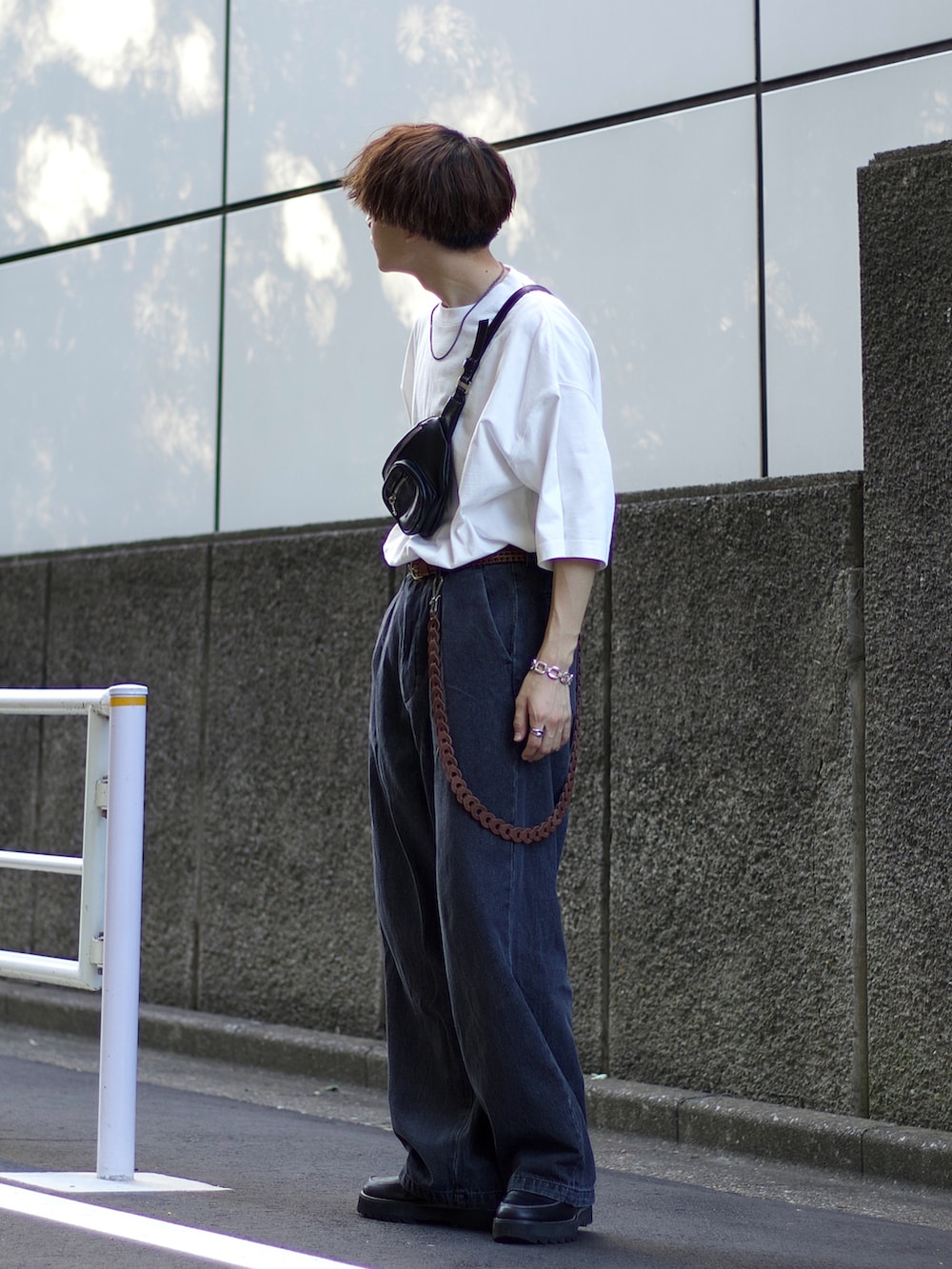 ホワイト系のTシャツ/カットソー、グレー系のデニムパンツ、ブラック系のドレスシューズを着用したメンズの夏コーディネートの2枚目の写真