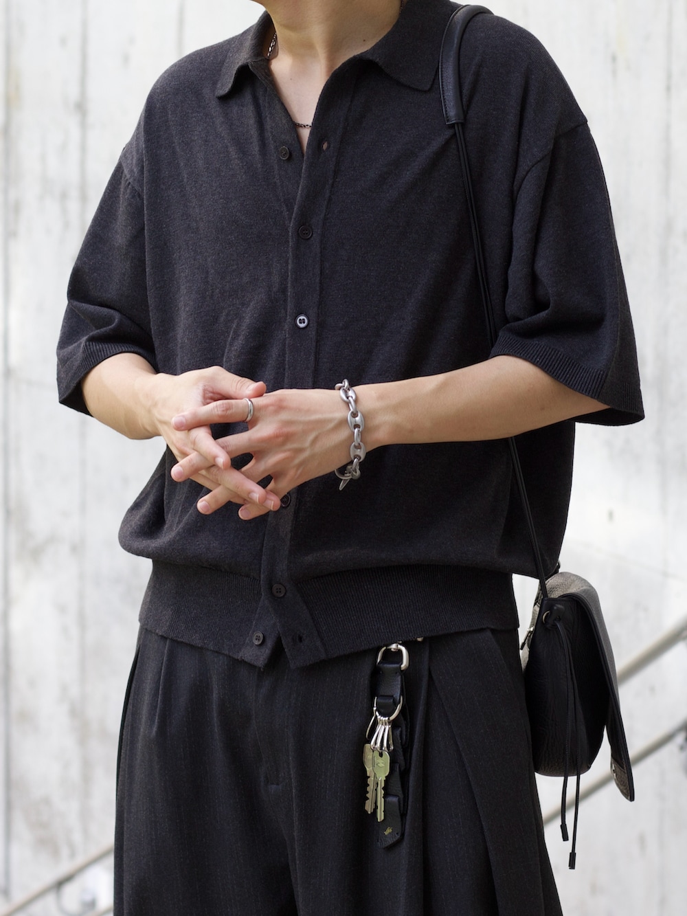 グレー系のシャツ/ブラウス、グレー系のスラックス、ブラック系のショルダーバッグを着用したメンズの夏コーディネートの2枚目の写真
