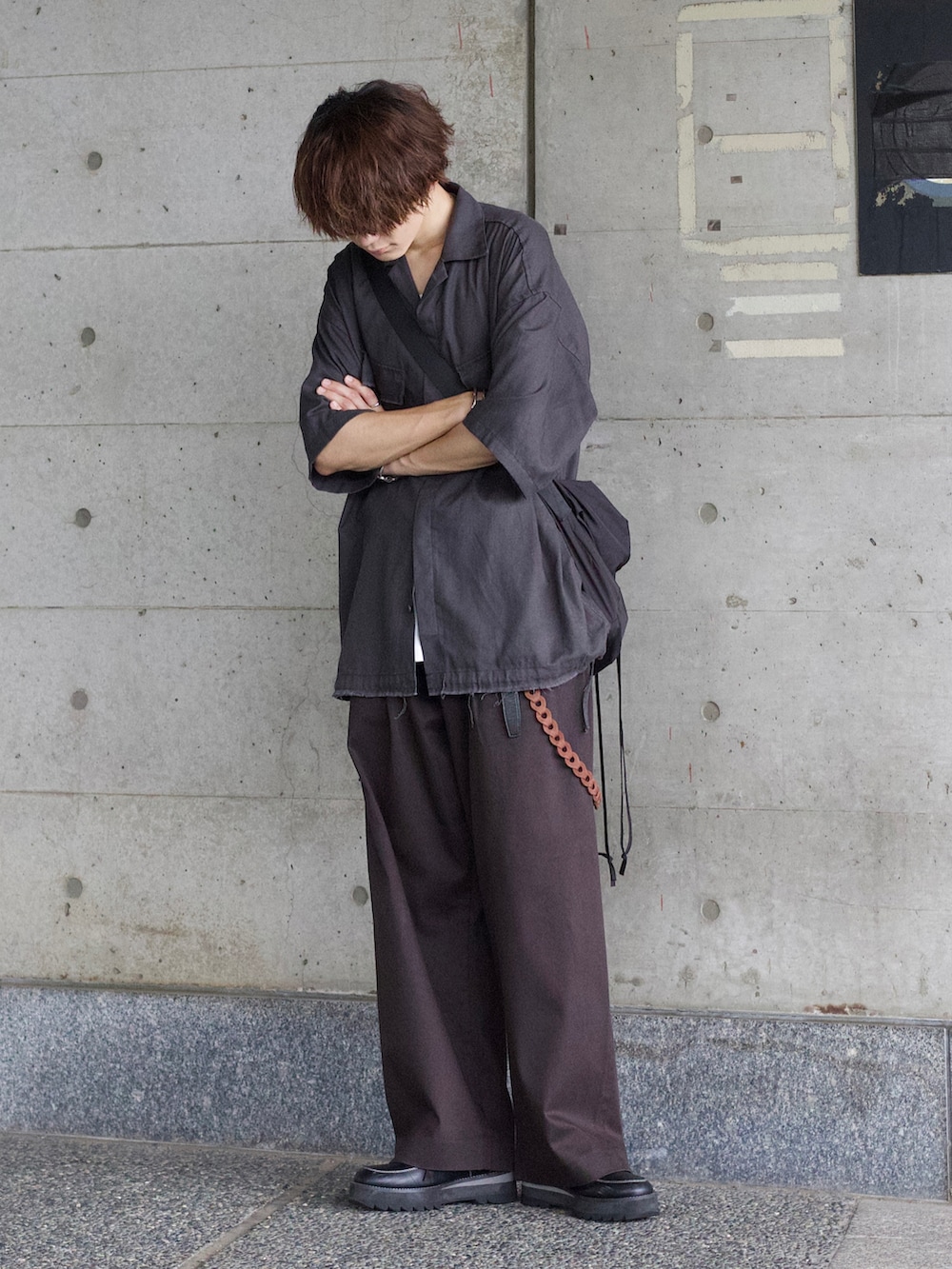 グレー系のシャツ/ブラウス、ホワイト系のタンクトップ、グレー系のその他パンツを着用したメンズの秋コーディネートの2枚目の写真