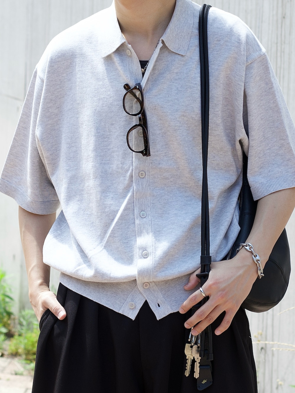 グレー系のシャツ/ブラウス、ブラック系のタンクトップ、ブラック系のスラックスを着用したメンズの夏コーディネートの2枚目の写真