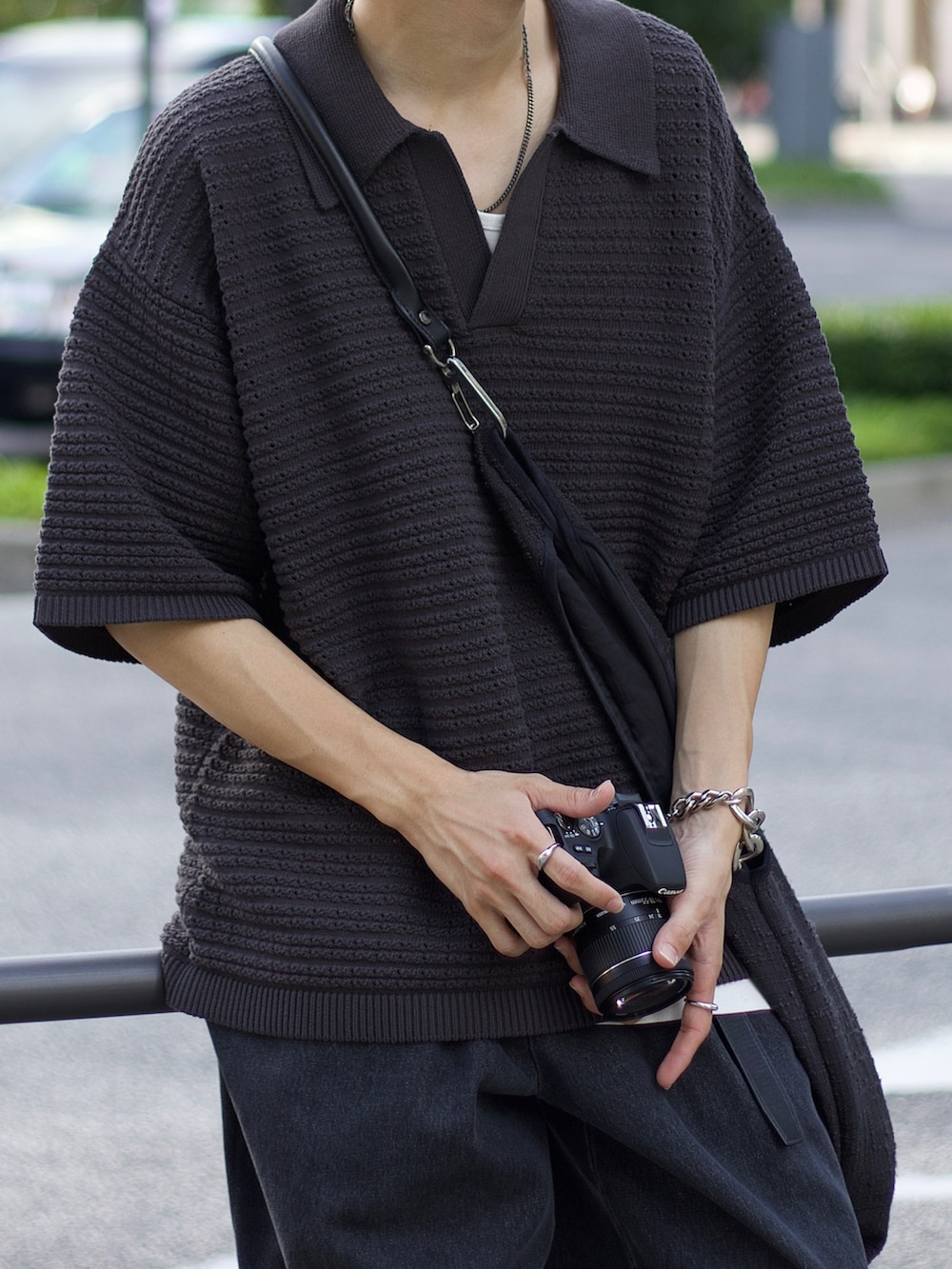 グレー系のポロシャツ、ホワイト系のタンクトップ、グレー系のデニムパンツを着用したメンズの夏コーディネートの3枚目の写真