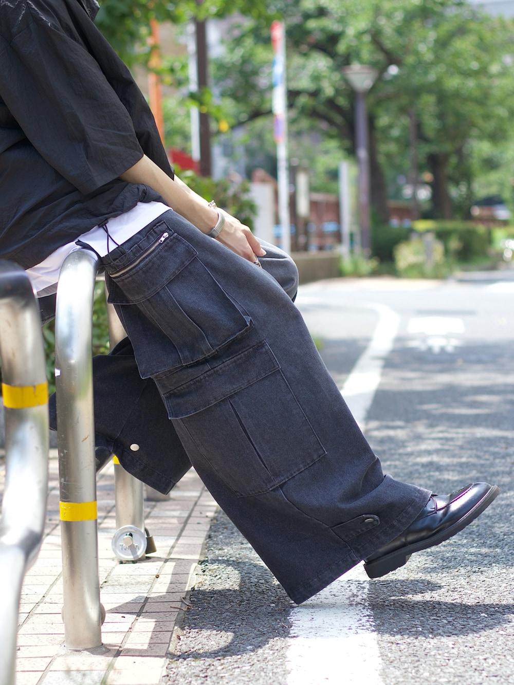 ブラック系のシャツ/ブラウス、ホワイト系のタンクトップ、ブラック系のカーゴパンツを着用したメンズの夏コーディネートの4枚目の写真