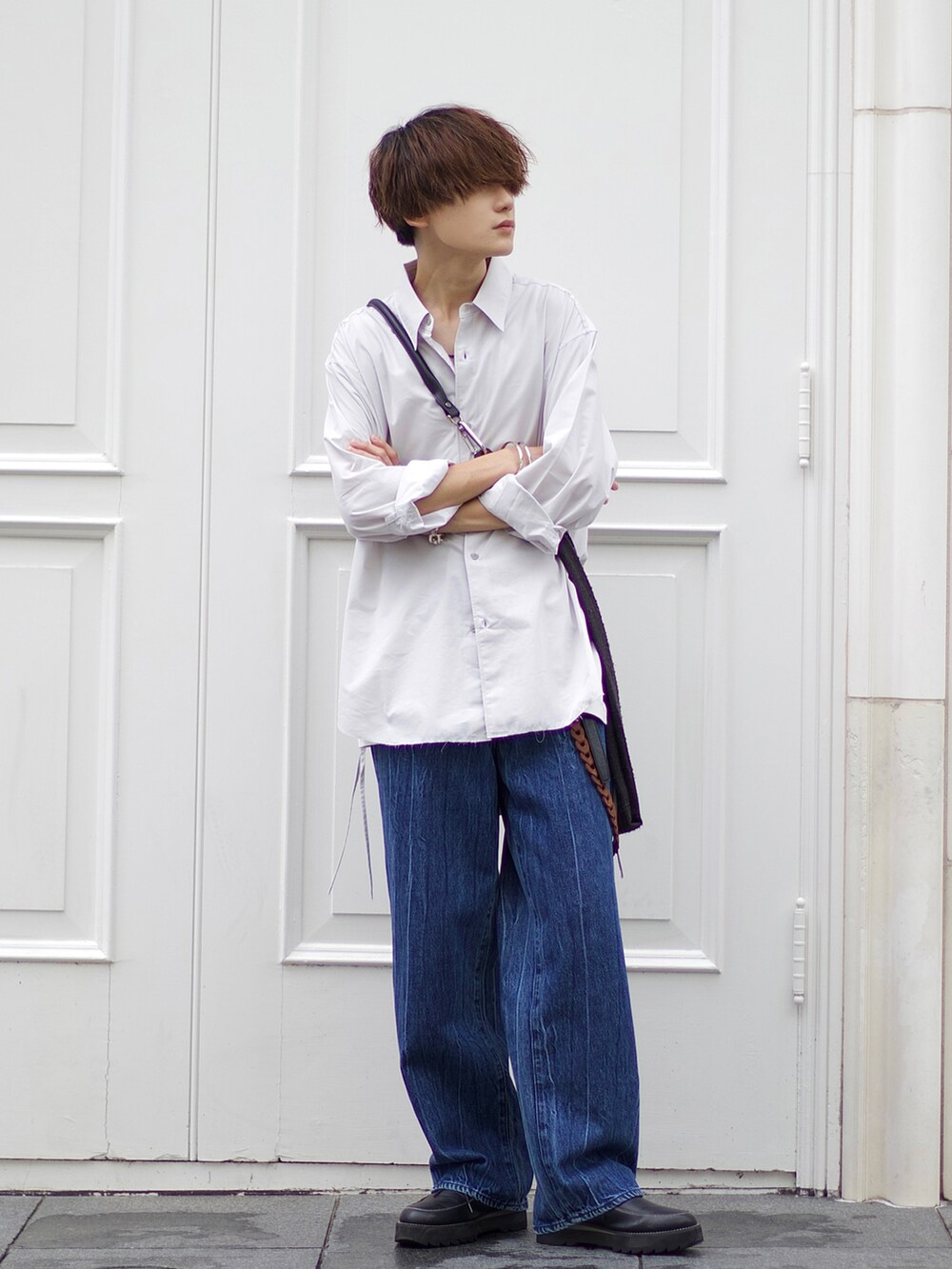 グレー系のシャツ/ブラウス、ブルー系のデニムパンツ、ホワイト系のタンクトップを着用したメンズの夏コーディネートの2枚目の写真