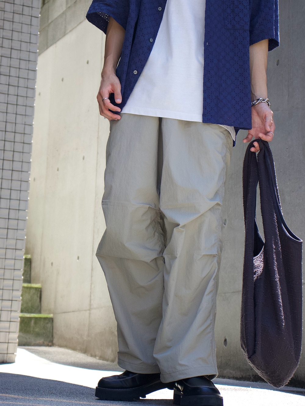 ブルー系のシャツ/ブラウス、ホワイト系のタンクトップ、ベージュ系のその他パンツを着用したメンズの夏コーディネートの3枚目の写真