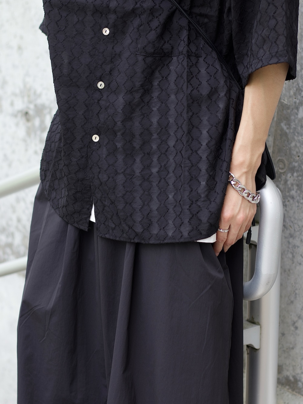 ブラック系のシャツ/ブラウス、ホワイト系のタンクトップ、ブラック系のスラックスを着用したメンズの夏コーディネートの3枚目の写真