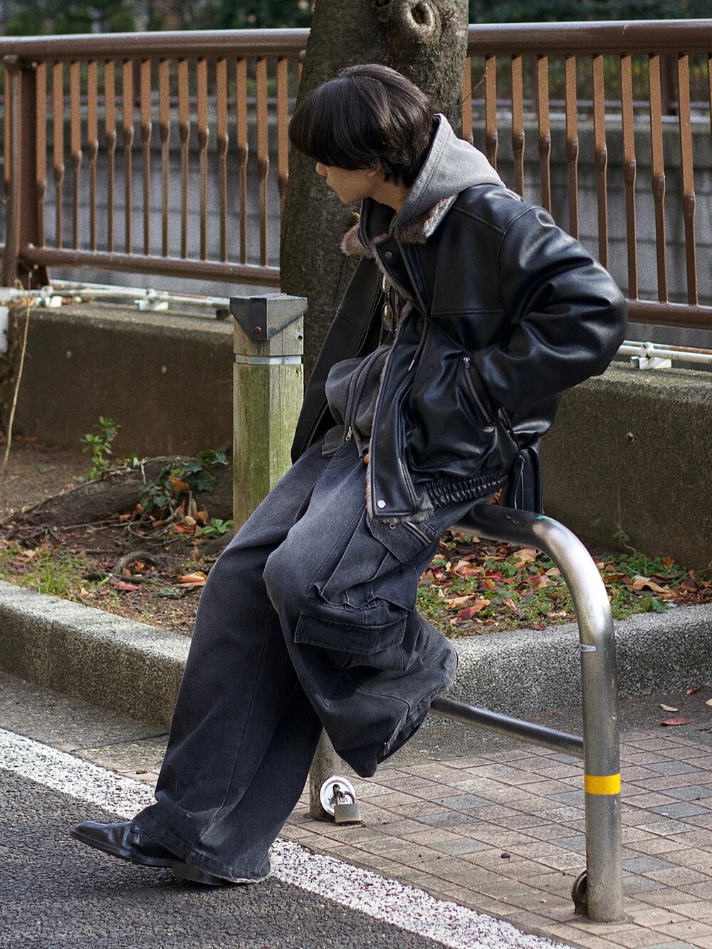 ブラック系のその他アウター、グレー系のパーカー、ブラック系のカーゴパンツを着用したメンズの冬コーディネートの2枚目の写真