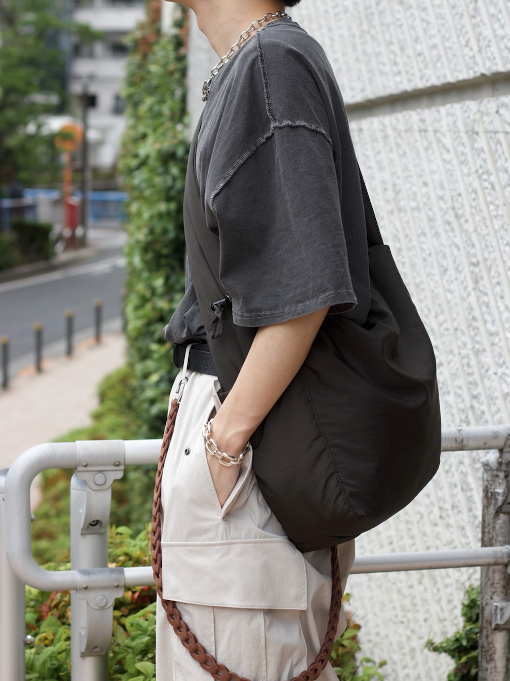 「ootd、夏コーデ、きれいめカジュアル、カジュアルコーデ、シンプルコーデ、モノトーン、休日コーデ、カーゴパンツ、ラフコーデ、スニーカー、ショルダーバッグ、お出かけコーデ、アウトドアスタイル、メガネ男子、白パンツ」|「CASPER JOHNのPigment super big T-shirts/ピグメントスーパービッグTシャツ(Tシャツ/カットソー、ブラック系)」を使った、col.さん(メンズ・172cm)の春コーディネートの3枚目の写真