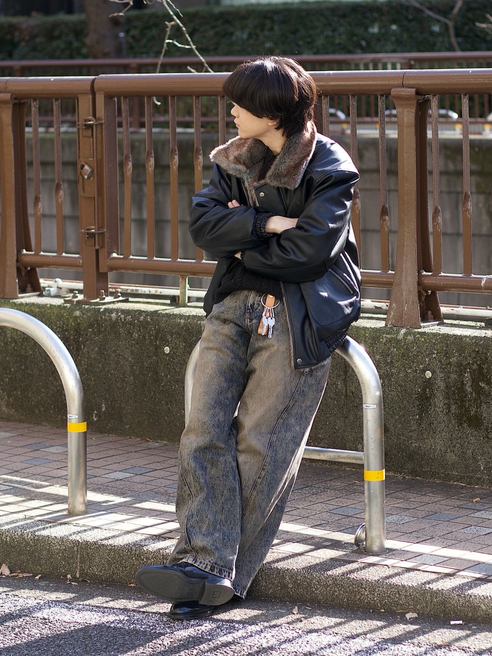 ブラック系のその他アウター、ブラック系のニット/セーター、ブルー系のデニムパンツを着用したメンズの冬コーディネートの2枚目の写真