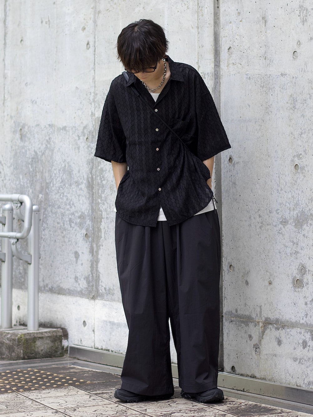 ブラック系のシャツ/ブラウス、ホワイト系のタンクトップ、ブラック系のスラックスを着用したメンズの夏コーディネートの2枚目の写真