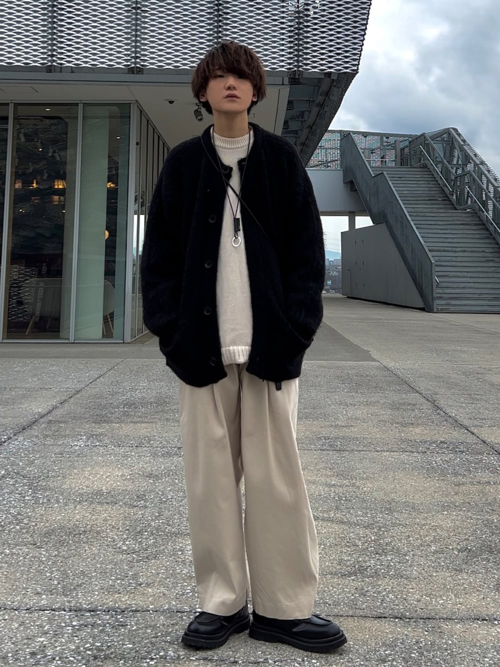 グレー系のカーディガン/ボレロ、ホワイト系のニット/セーター、ホワイト系のその他パンツを着用したメンズの冬コーディネートの2枚目の写真