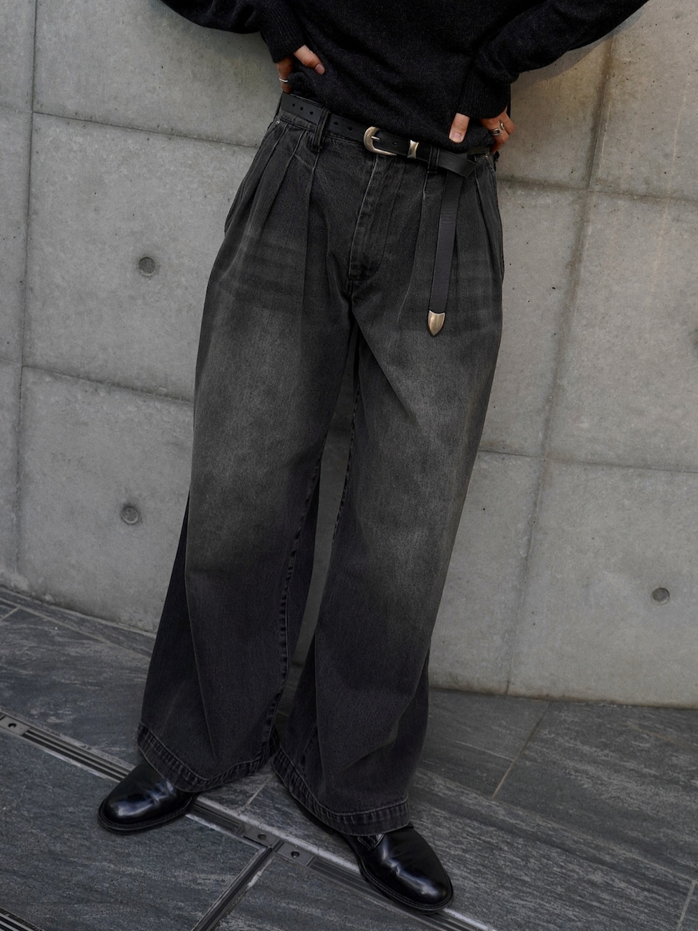 ブラック系のブルゾン、ブラック系のデニムパンツ、ブラック系のドレスシューズを着用したメンズの秋コーディネートの5枚目の写真