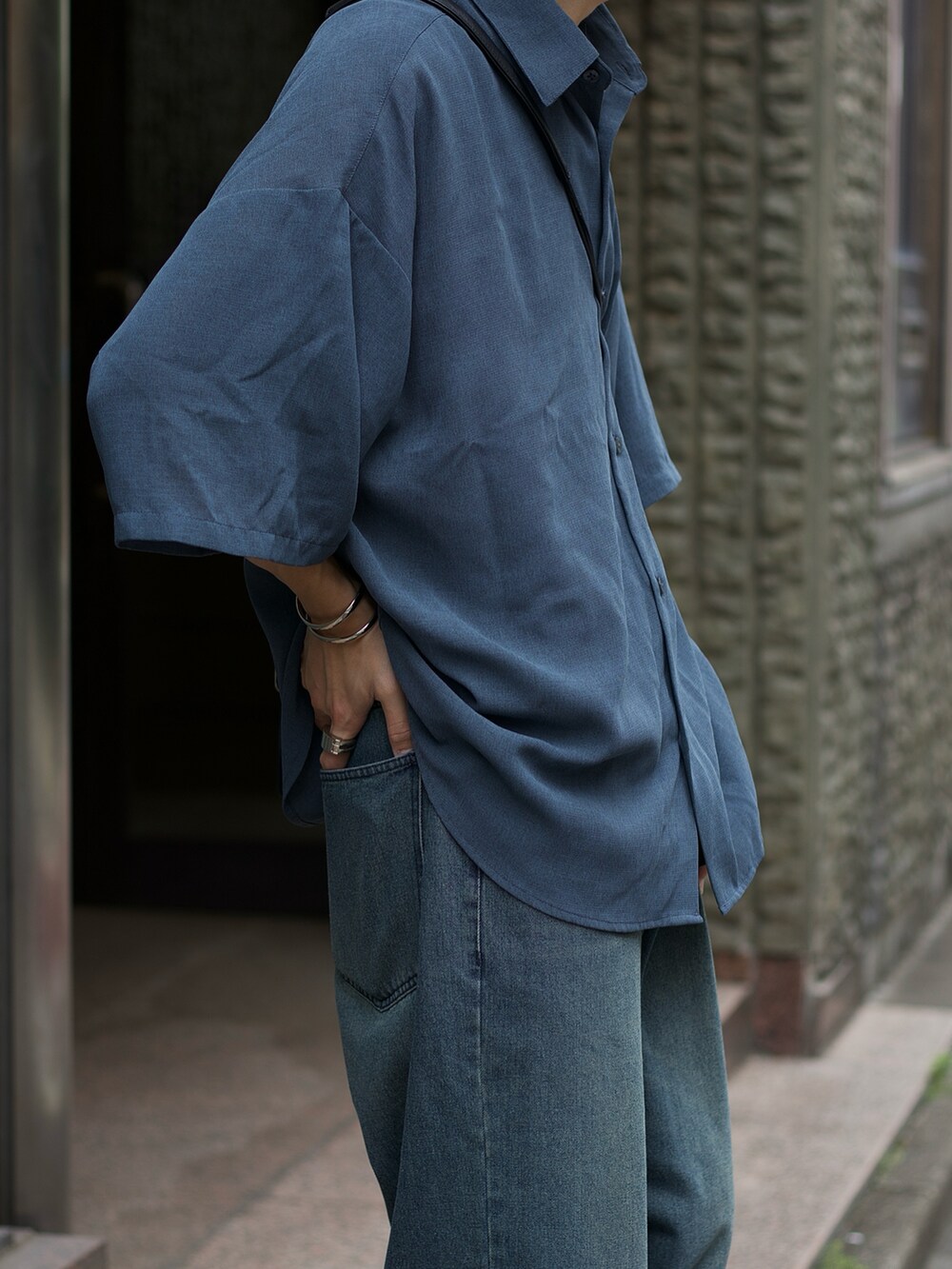 ブルー系のシャツ/ブラウス、ブルー系のデニムパンツ、ブラック系のスニーカーを着用したメンズの夏コーディネートの3枚目の写真