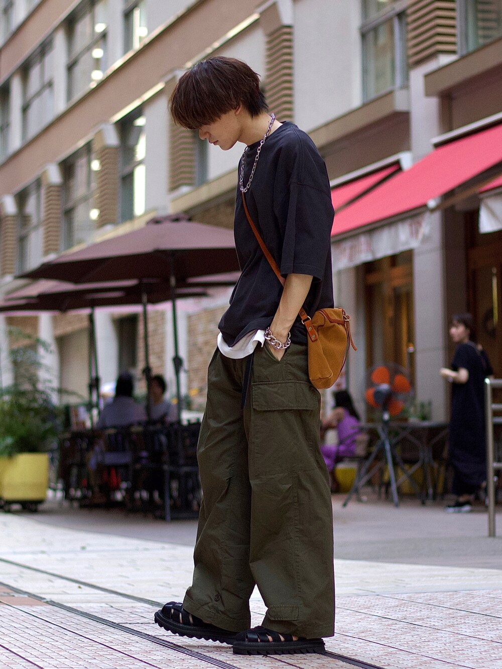 グレー系のTシャツ/カットソー、ホワイト系のタンクトップ、グリーン系のカーゴパンツを着用したメンズの夏コーディネートの2枚目の写真