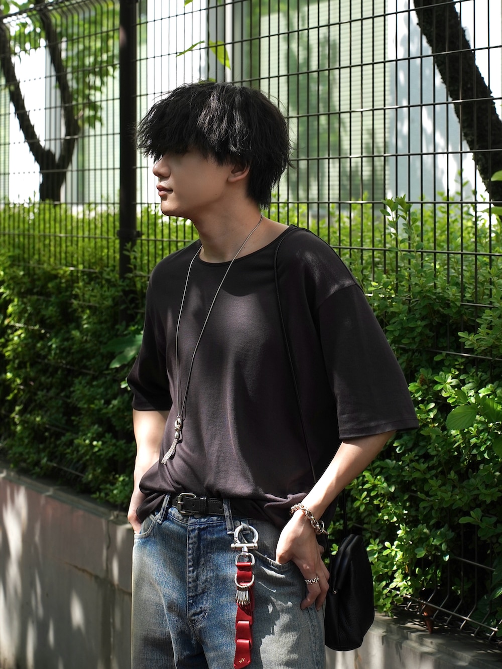 ブラック系のドレスシューズ、ブラック系のショルダーバッグ、ブラウン系のTシャツ/カットソーを着用したメンズの夏コーディネートの3枚目の写真