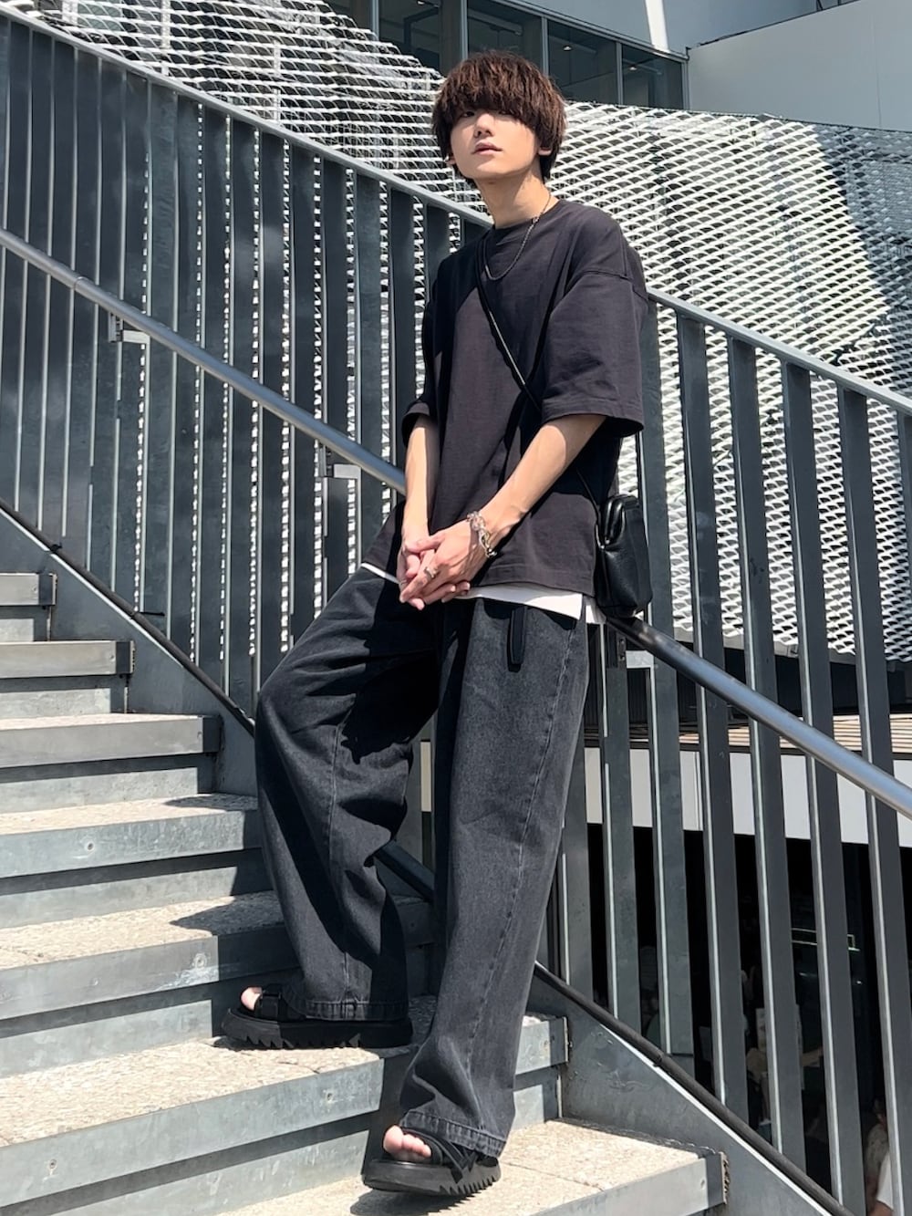 グレー系のTシャツ/カットソー、グレー系のタンクトップ、ブラック系のサンダルを着用したメンズの春コーディネートの2枚目の写真