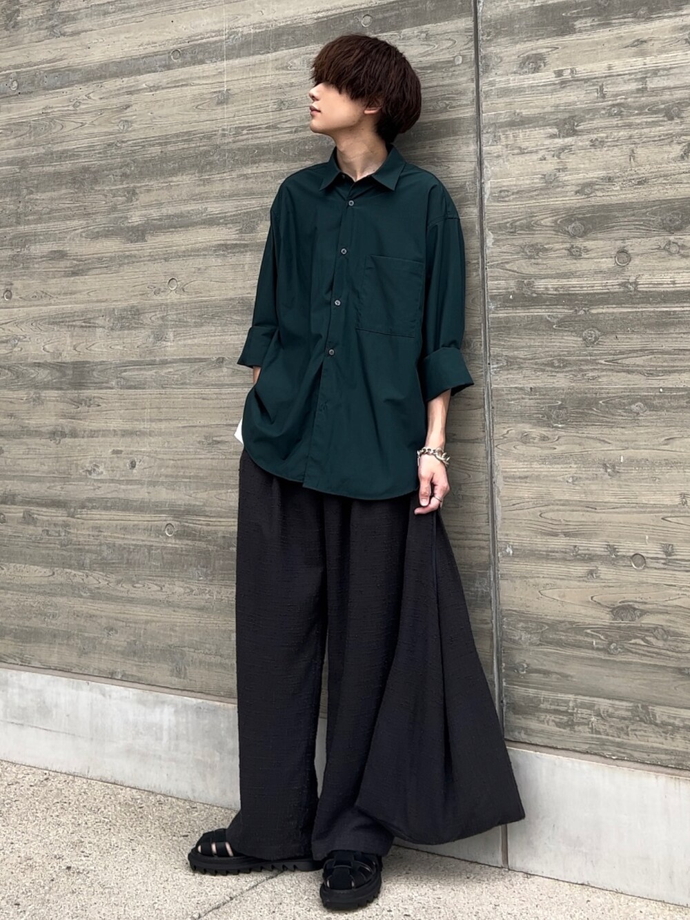 グリーン系のシャツ/ブラウス、ホワイト系のタンクトップ、グレー系のその他パンツを着用したメンズの春コーディネートの3枚目の写真