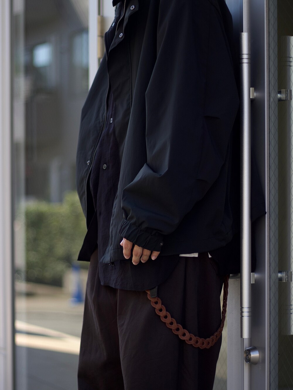 ブラック系のモッズコート、ブラック系のシャツ/ブラウス、グレー系のその他パンツを着用したメンズの秋コーディネートの3枚目の写真