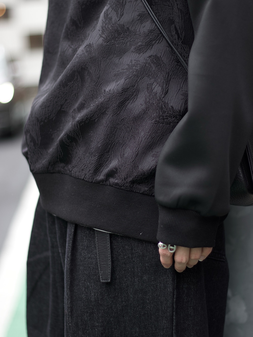 ホワイト系のタンクトップ、ブラック系のデニムパンツ、ブラック系のドレスシューズを着用したメンズの冬コーディネートの3枚目の写真
