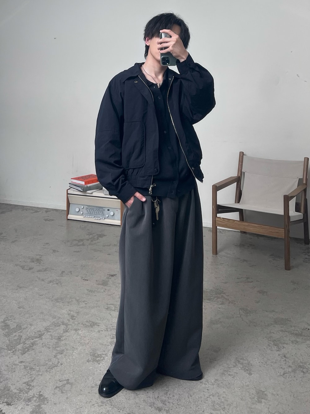 ブラック系のテーラードジャケット、グレー系のシャツ/ブラウス、グレー系のスラックスを着用したメンズの春コーディネートの2枚目の写真