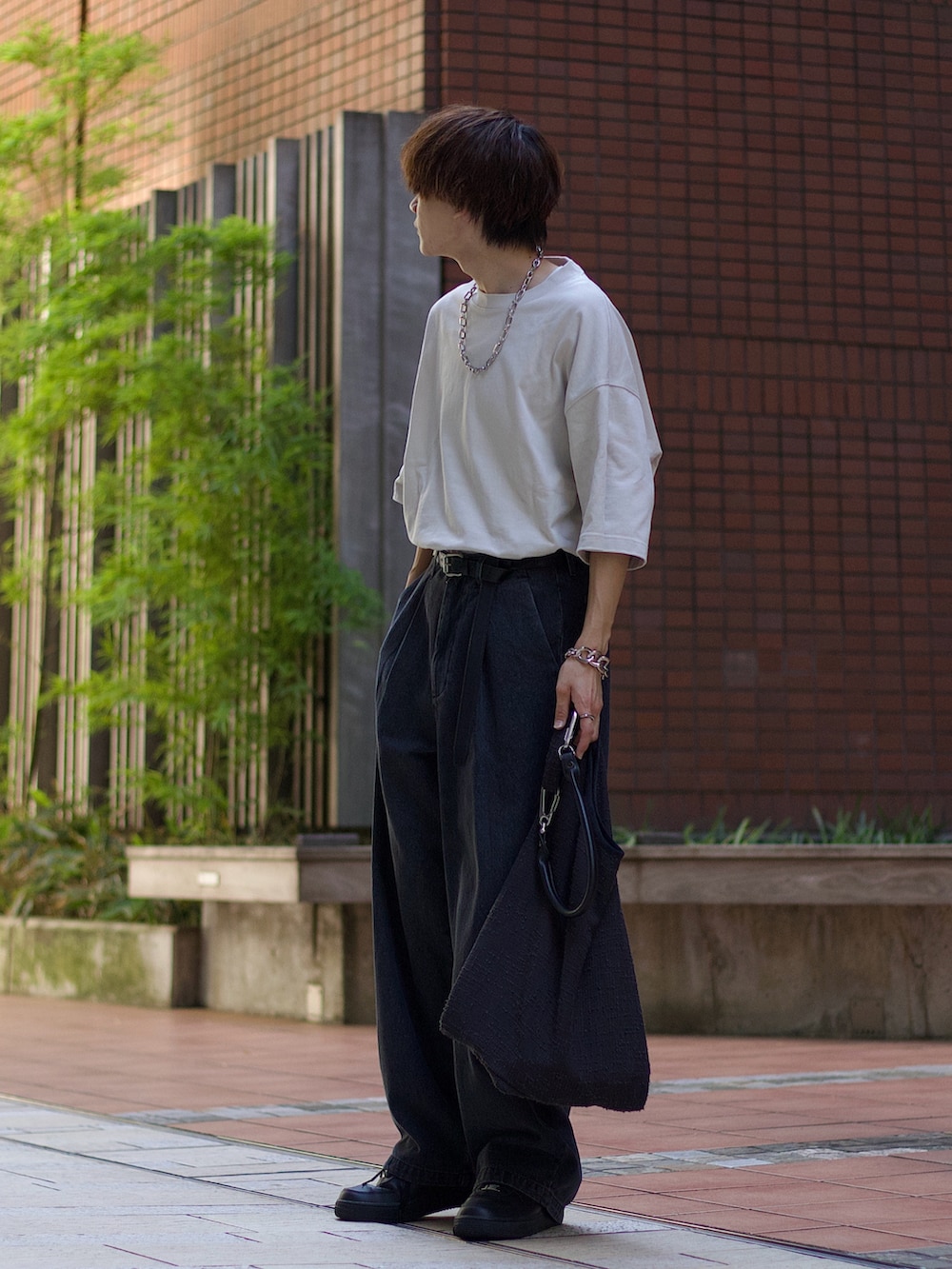 「WEARyouthコーデ、Tシャツ、カジュアルコーデ、きれいめカジュアル、デニムパンツ、デニム、モノトーン、ビッグシルエット、シンプルコーデ、ショルダーバッグ、スニーカー、トートバッグ、プチプラ、休日スタイル、夏コーデ」|「WYM LIDNMのSUPER FINE COTTON LOOSE FIT TEE(Tシャツ/カットソー、グレー系)」を使った、col.さん(メンズ・172cm)の夏コーディネートの2枚目の写真