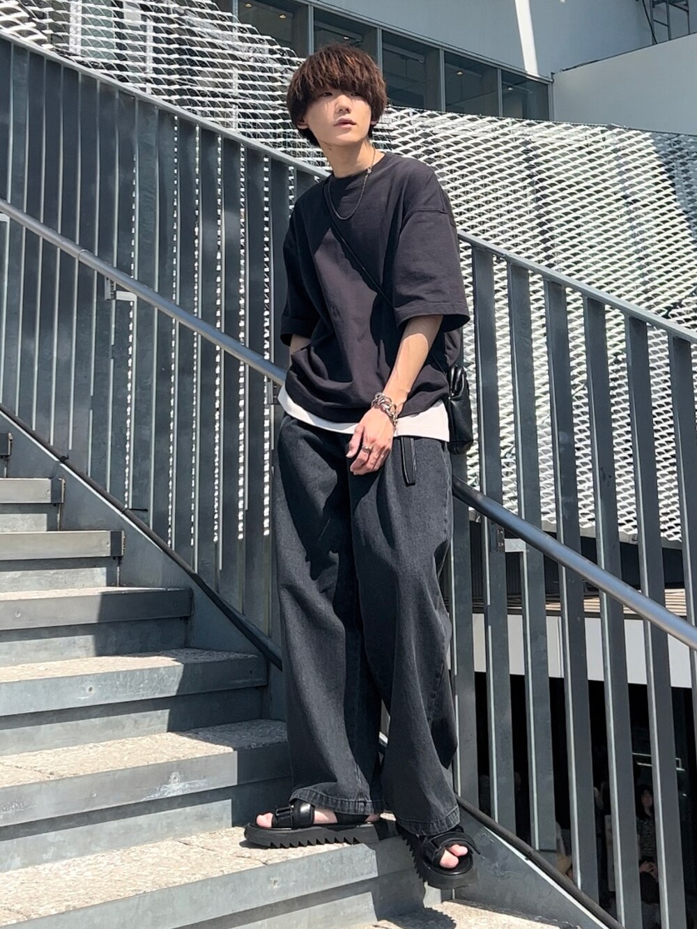 グレー系のTシャツ/カットソー、グレー系のタンクトップ、ブラック系のサンダルを着用したメンズの春コーディネートの3枚目の写真