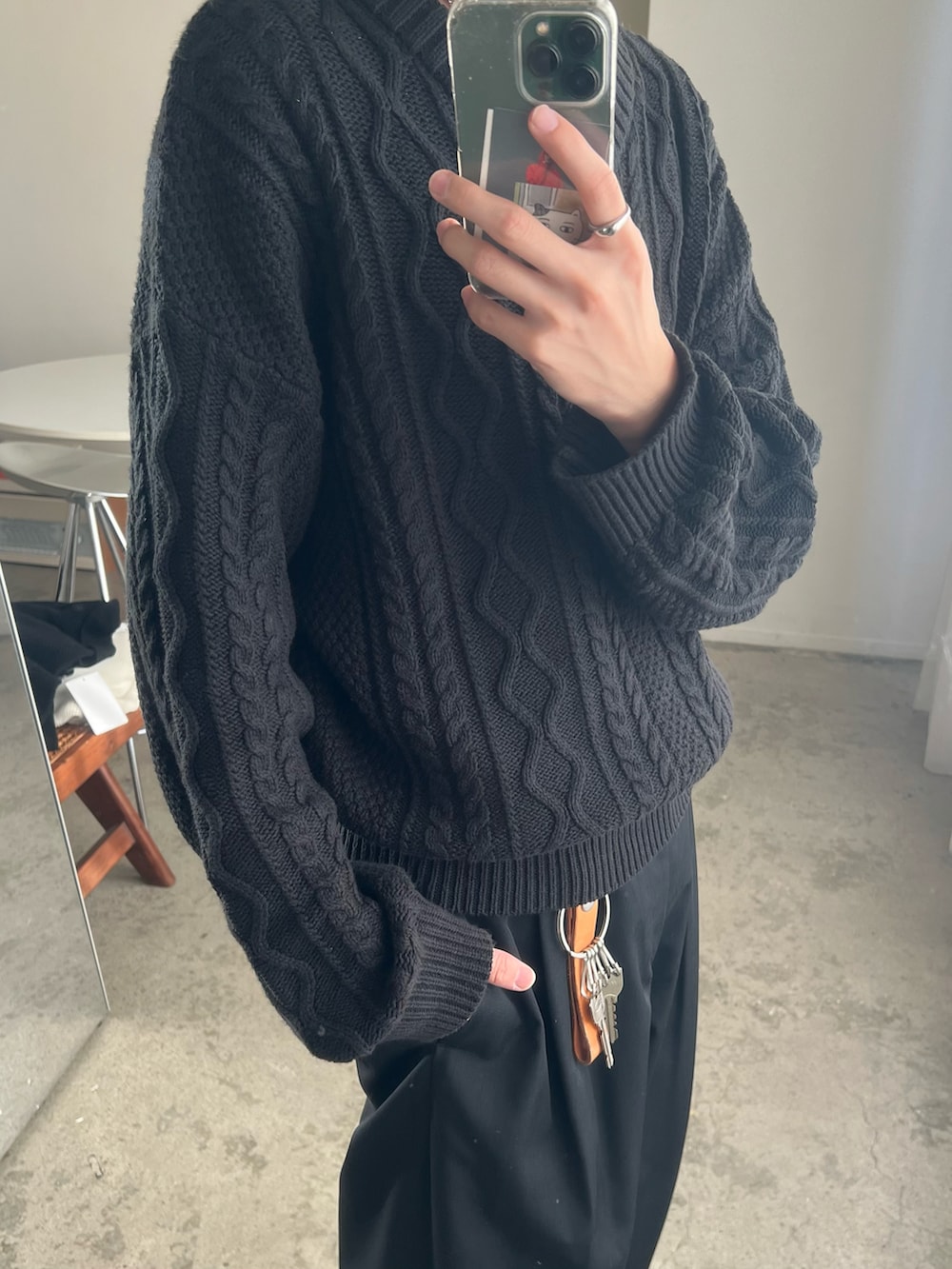 ブラック系のニット/セーター、ブラック系のスラックス、ブラック系のドレスシューズを着用したメンズの秋コーディネートの3枚目の写真