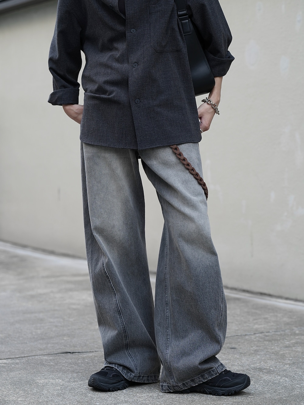 ブラック系のTシャツ/カットソー、ブラック系のスニーカー、グレー系のシャツ/ブラウスを着用したメンズの夏コーディネートの4枚目の写真