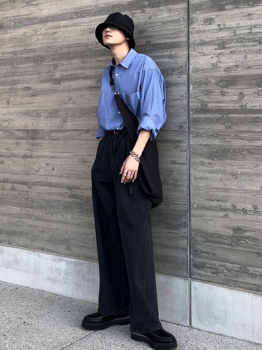 ブルー系のシャツ/ブラウス、ホワイト系のタンクトップ、グレー系のデニムパンツを着用したメンズの春コーディネートの4枚目の写真