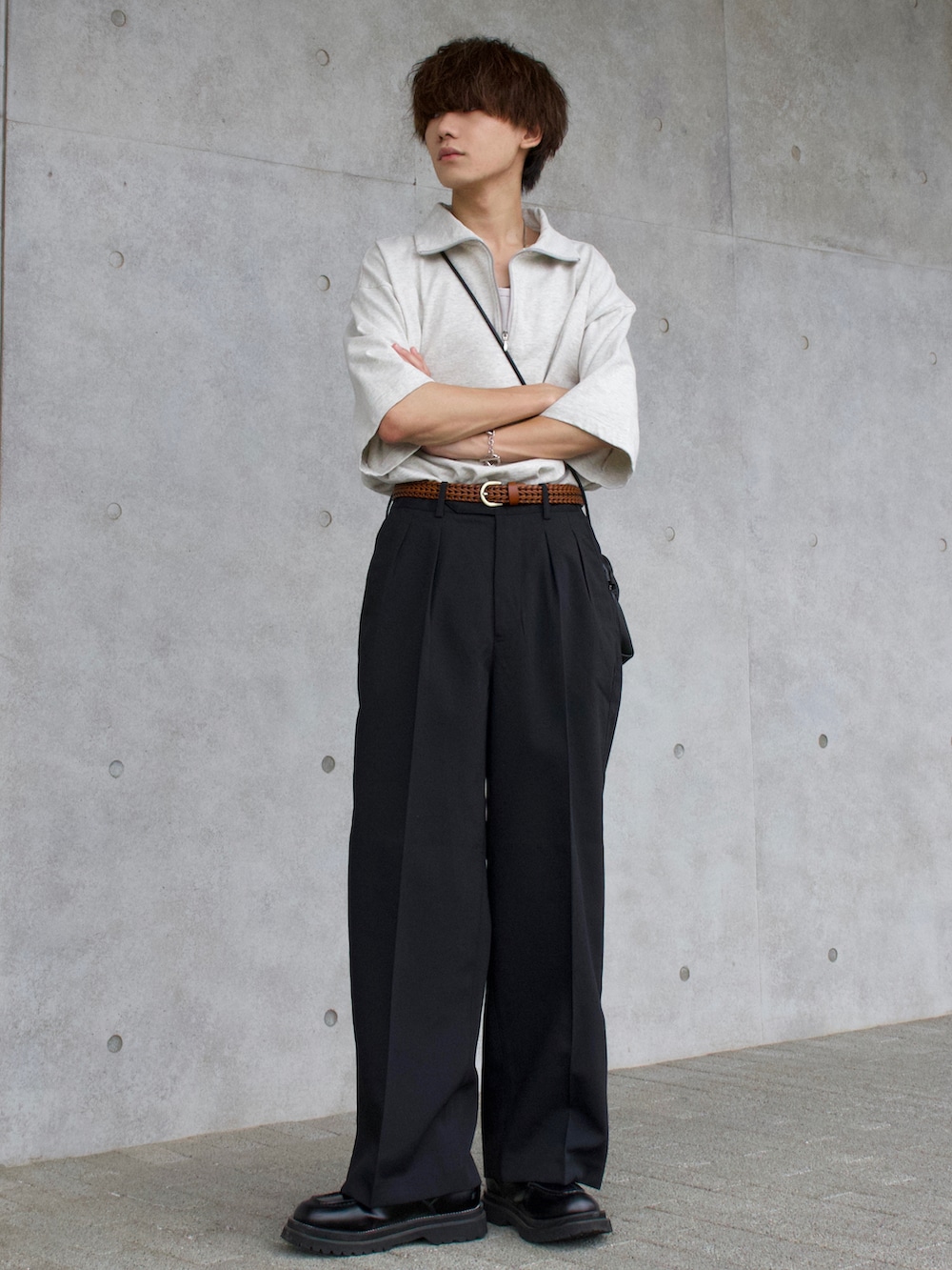 ベージュ系のTシャツ/カットソー、ホワイト系のタンクトップ、ブラック系のスラックスを着用したメンズの夏コーディネートの2枚目の写真