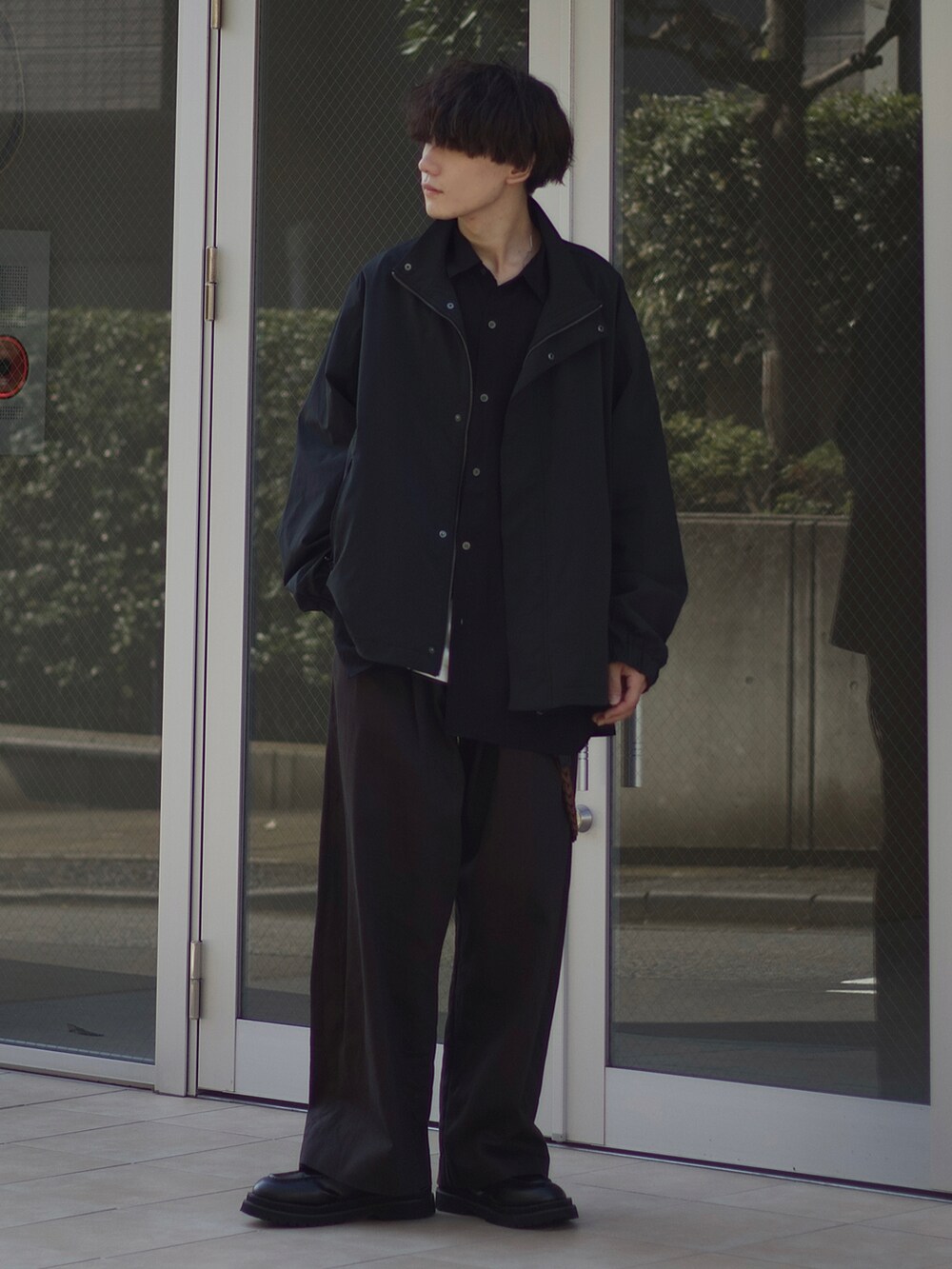 ブラック系のモッズコート、ブラック系のシャツ/ブラウス、グレー系のその他パンツを着用したメンズの秋コーディネートの2枚目の写真