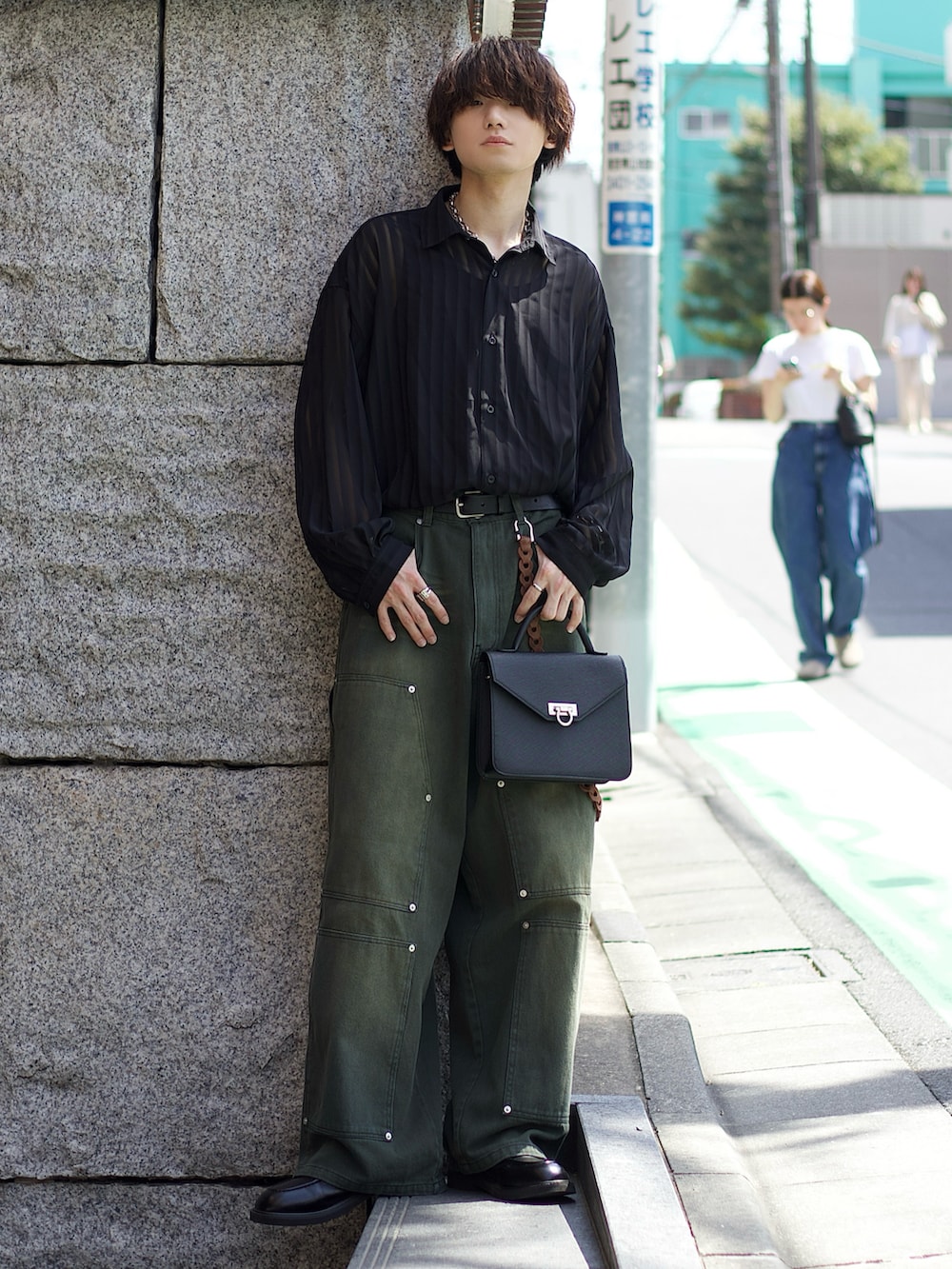 ブラック系のシャツ/ブラウス、ブラック系のタンクトップ、グリーン系のその他パンツを着用したメンズの春コーディネートの2枚目の写真