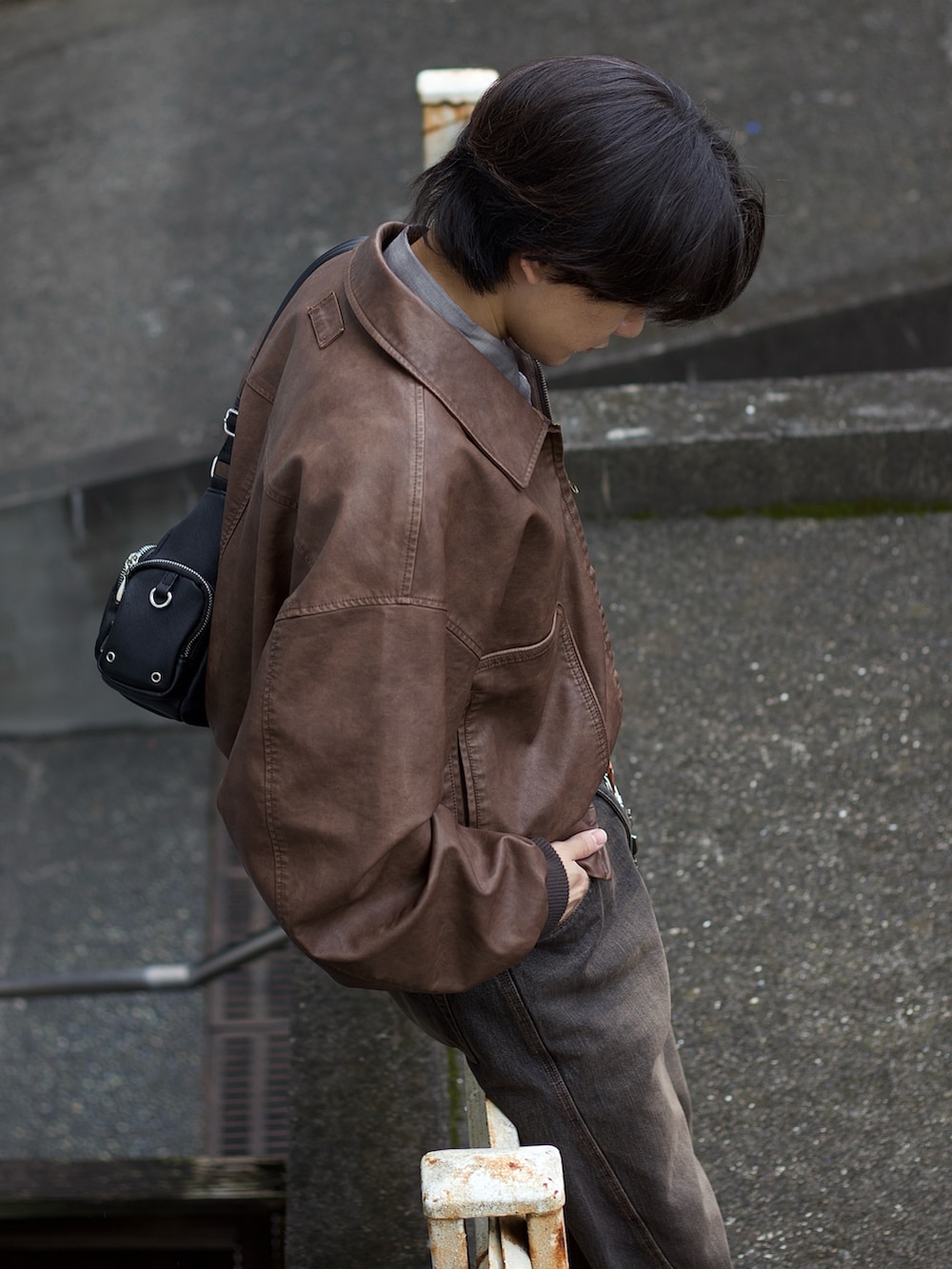 ブラウン系のブルゾン、ブラウン系のシャツ/ブラウス、グレー系のネクタイを着用したメンズの秋コーディネートの3枚目の写真