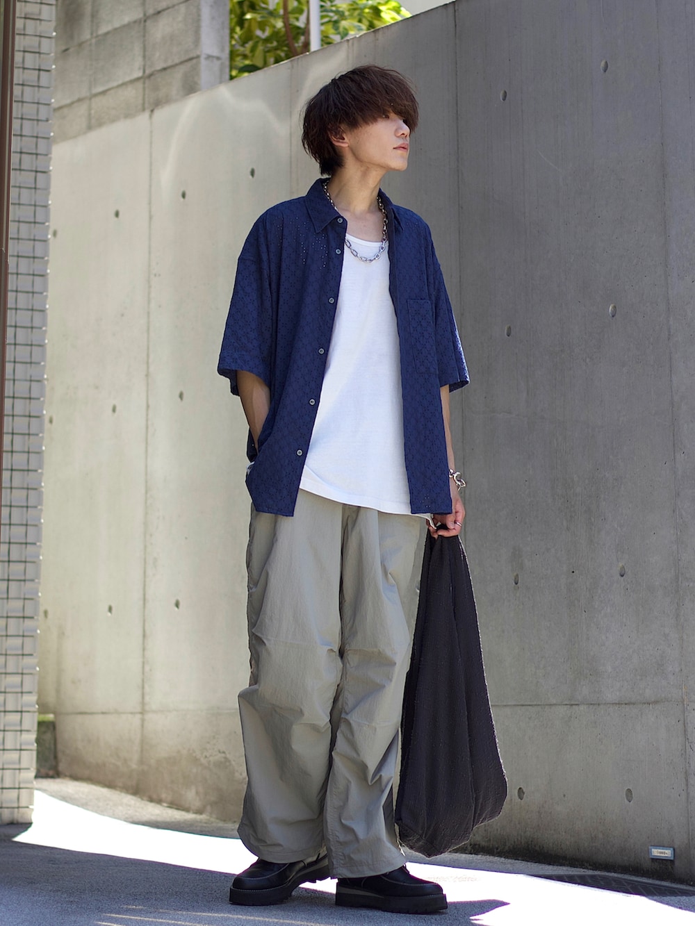 ブルー系のシャツ/ブラウス、ホワイト系のタンクトップ、ベージュ系のその他パンツを着用したメンズの夏コーディネートの2枚目の写真