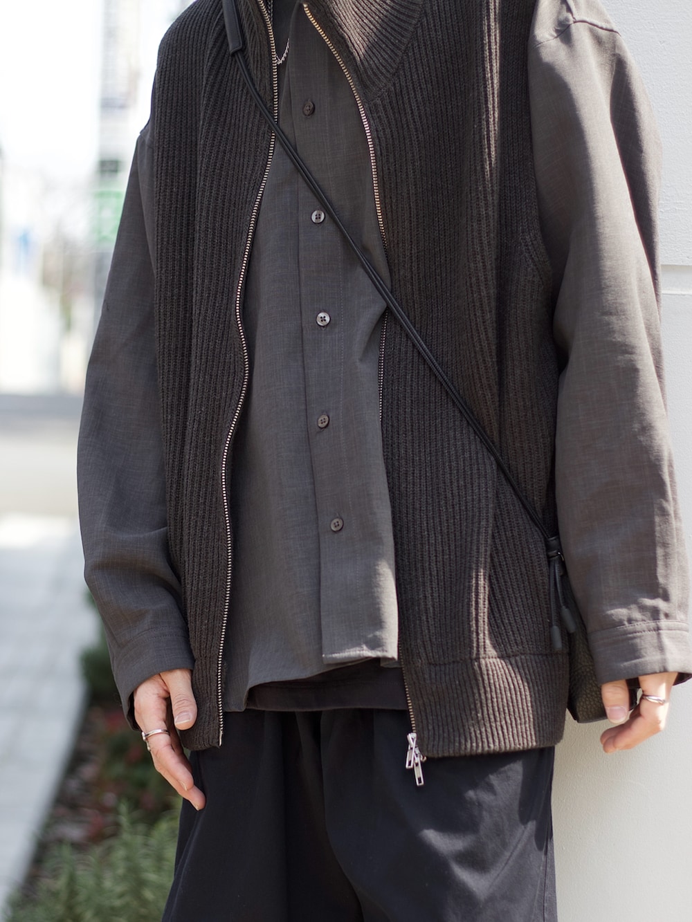 グレー系のベスト、グレー系のシャツ/ブラウス、ブラック系のタンクトップを着用したメンズの春コーディネートの3枚目の写真
