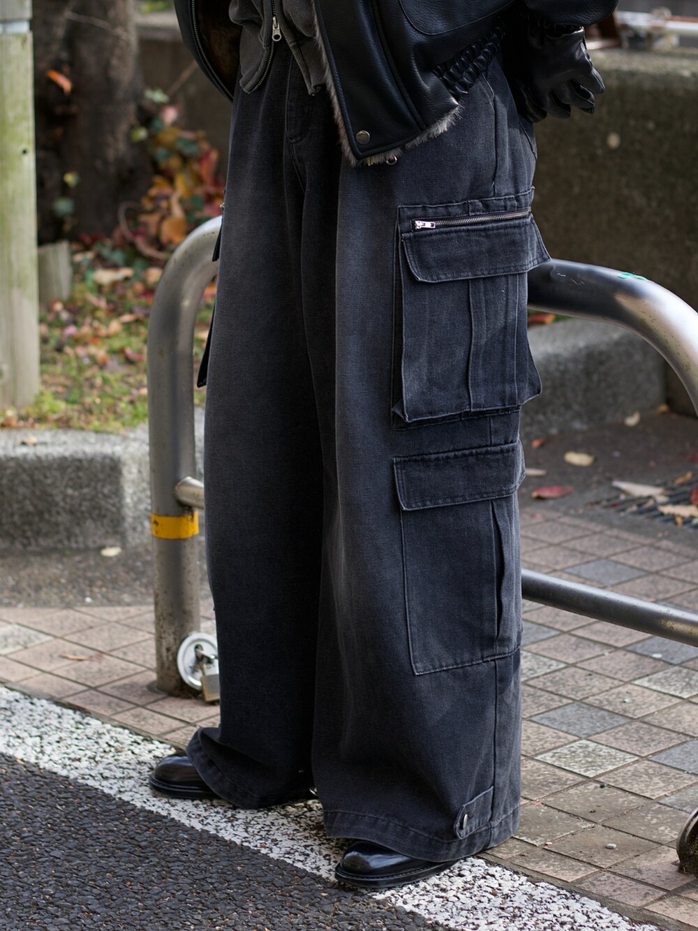 ブラック系のその他アウター、グレー系のパーカー、ブラック系のカーゴパンツを着用したメンズの冬コーディネートの4枚目の写真