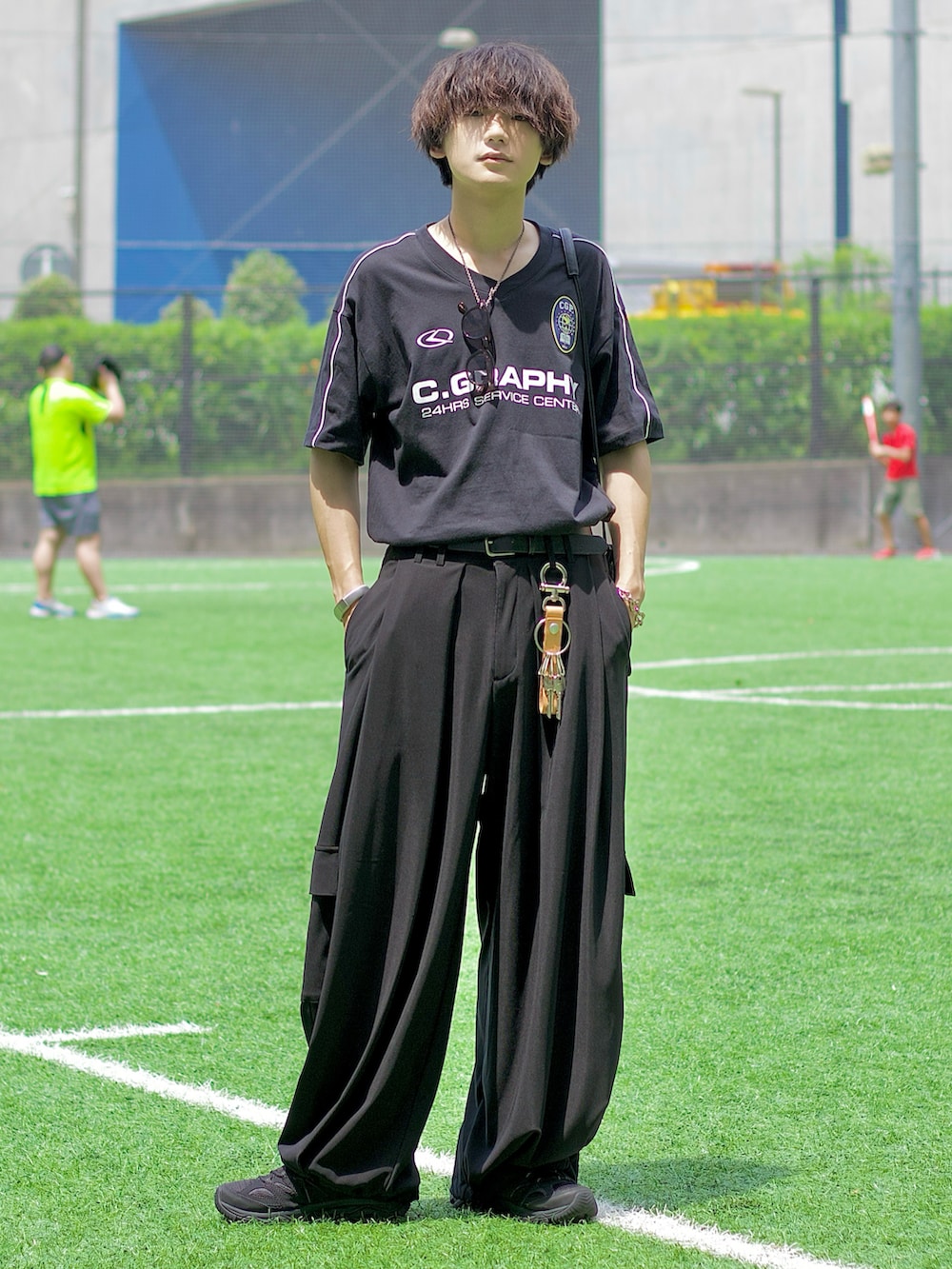 col.さんの「【日本限定商品】 24H TRACK OVER FIT V-NECK Tee（codegraphy）」を使ったコーディネートの2枚目の写真